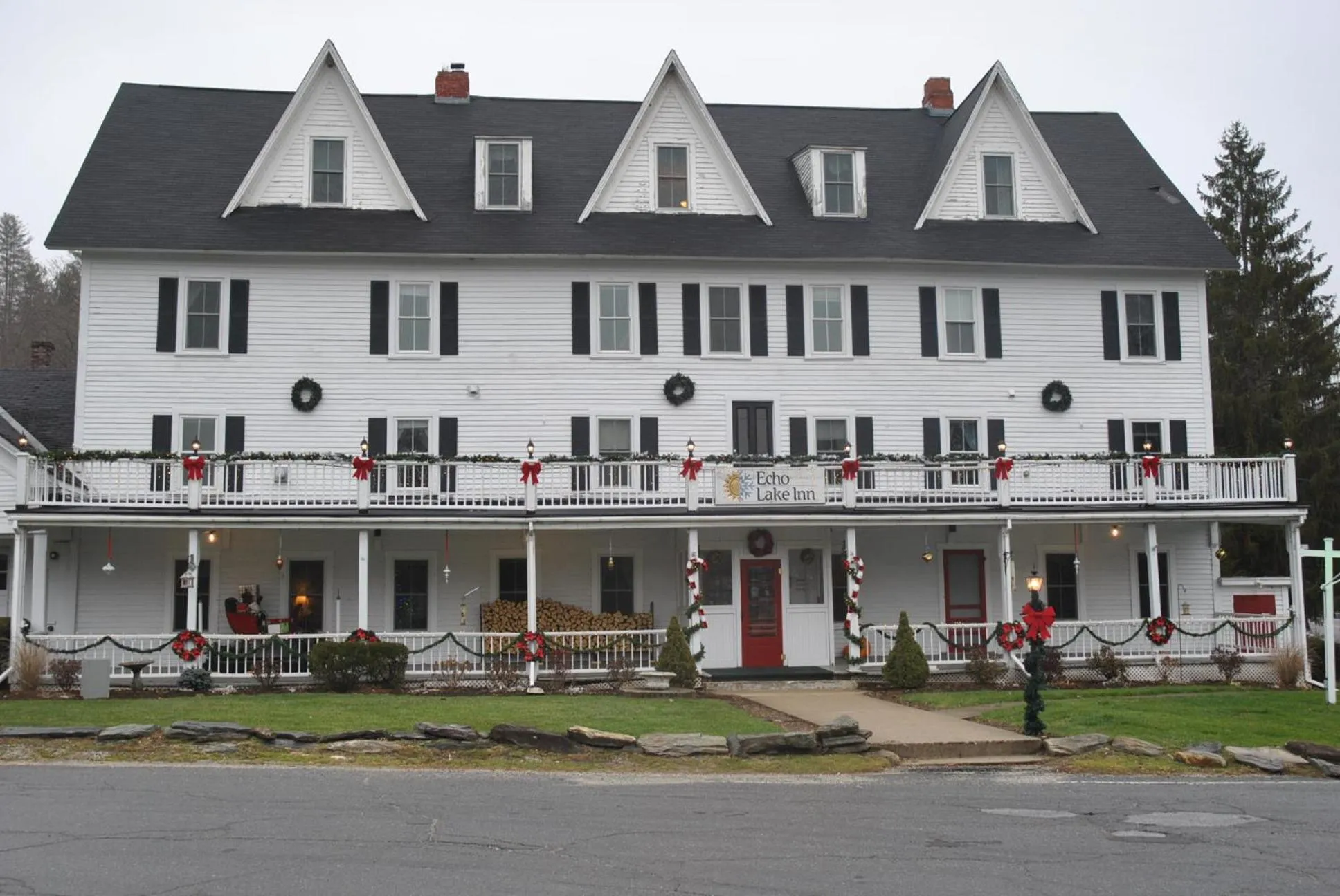 Property building in Echo Lake Inn
