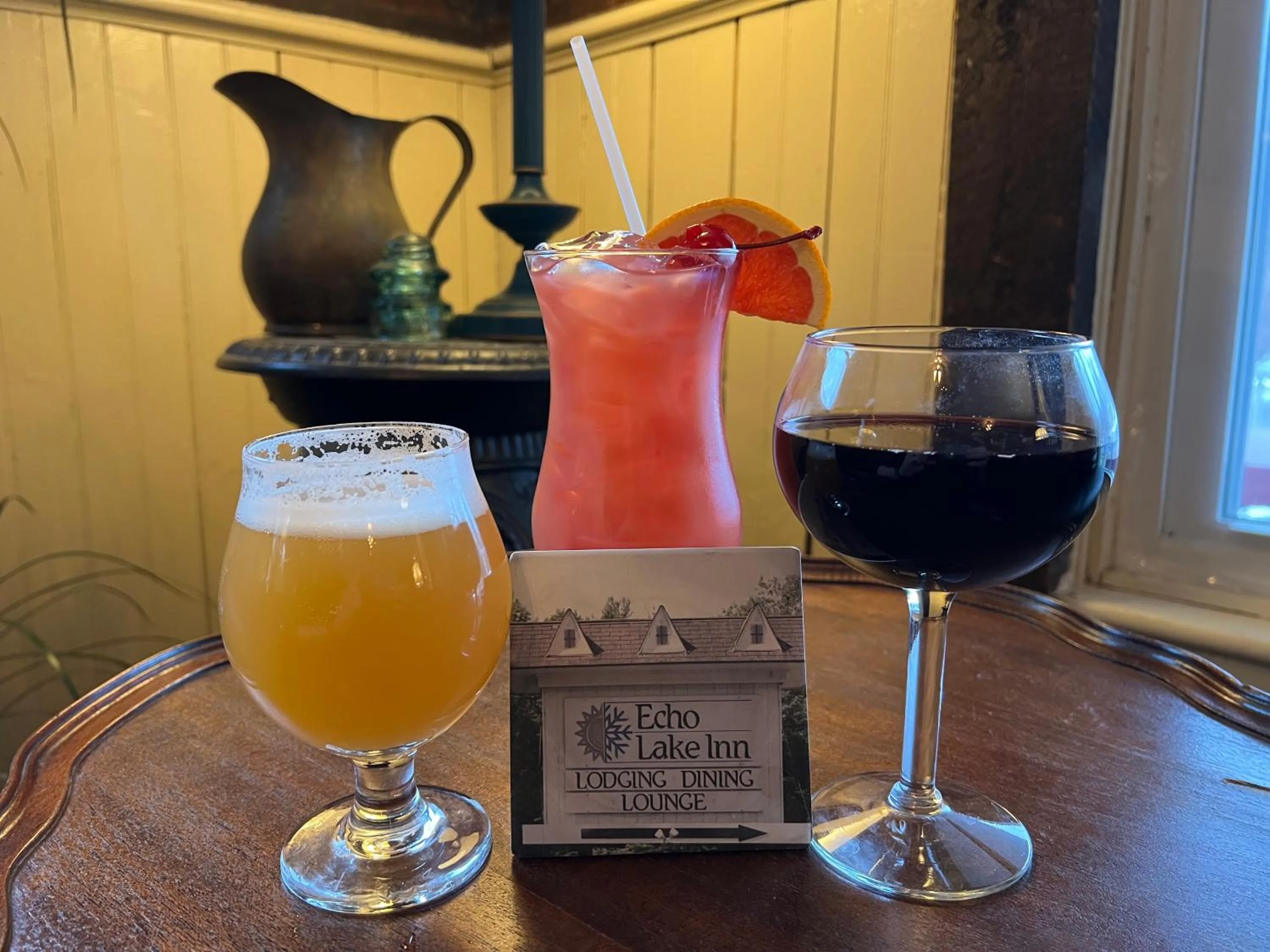 Lounge or bar in Echo Lake Inn