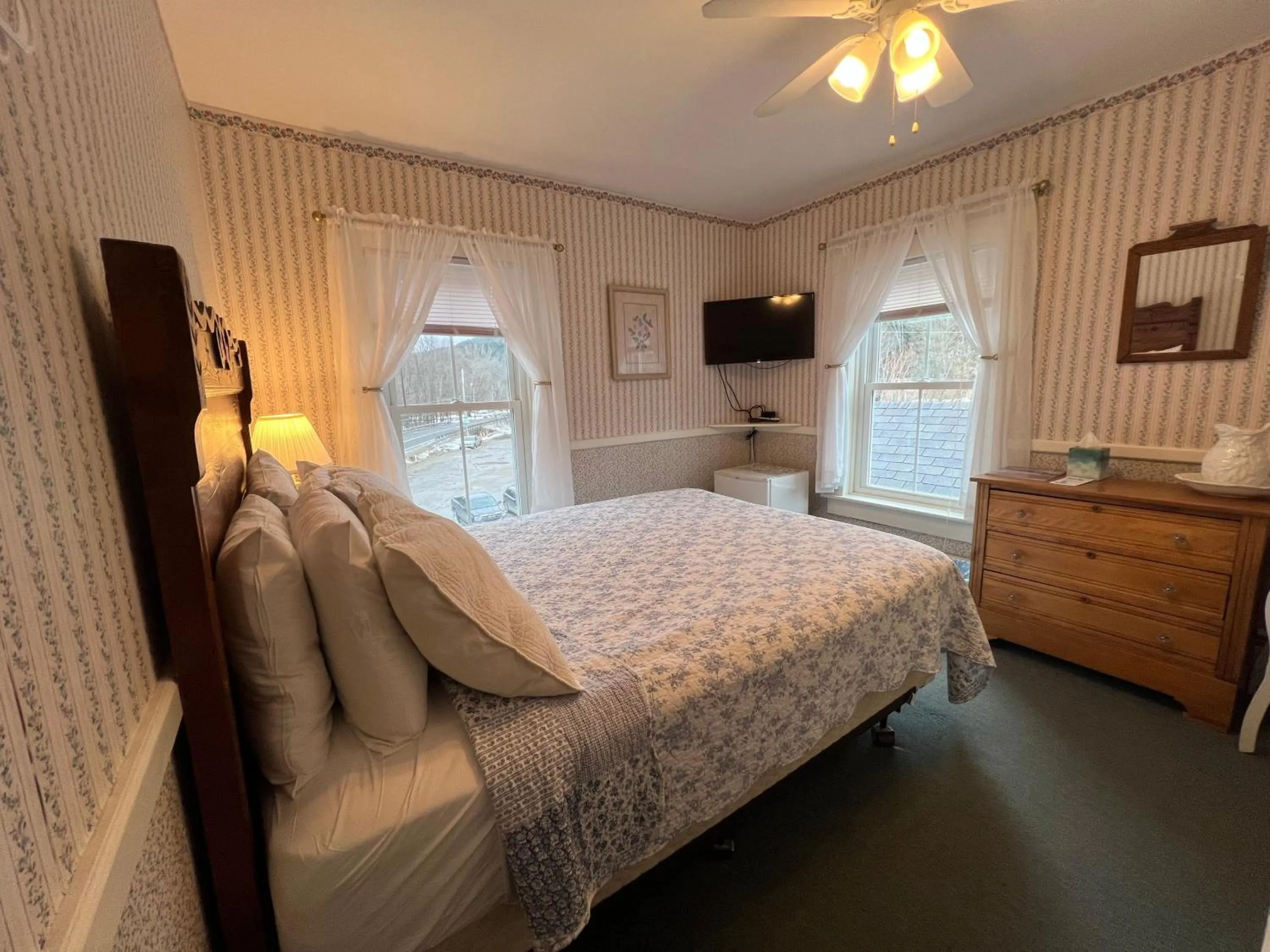 Bed in Echo Lake Inn