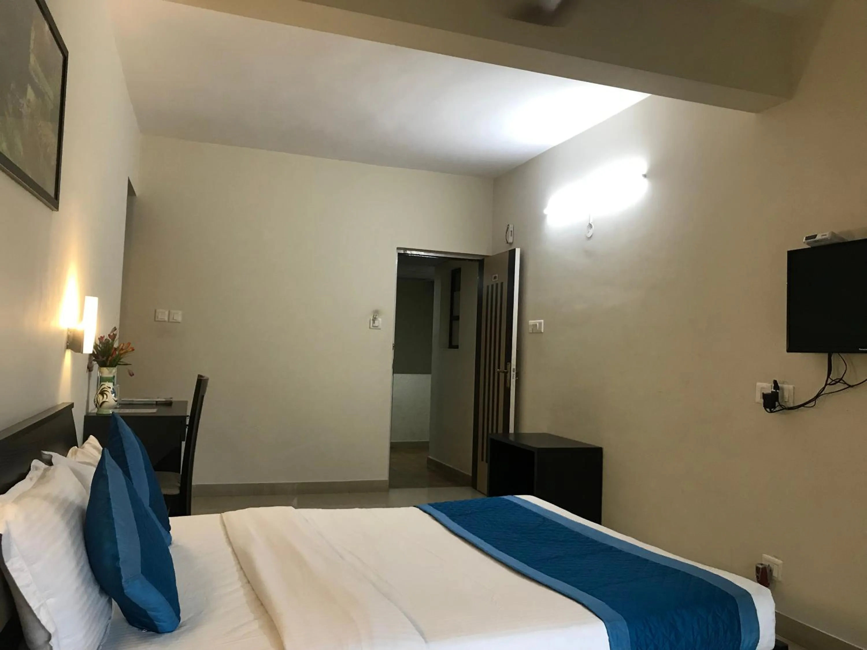 Bed in All Seasons Guest House I Rooms & Dorms