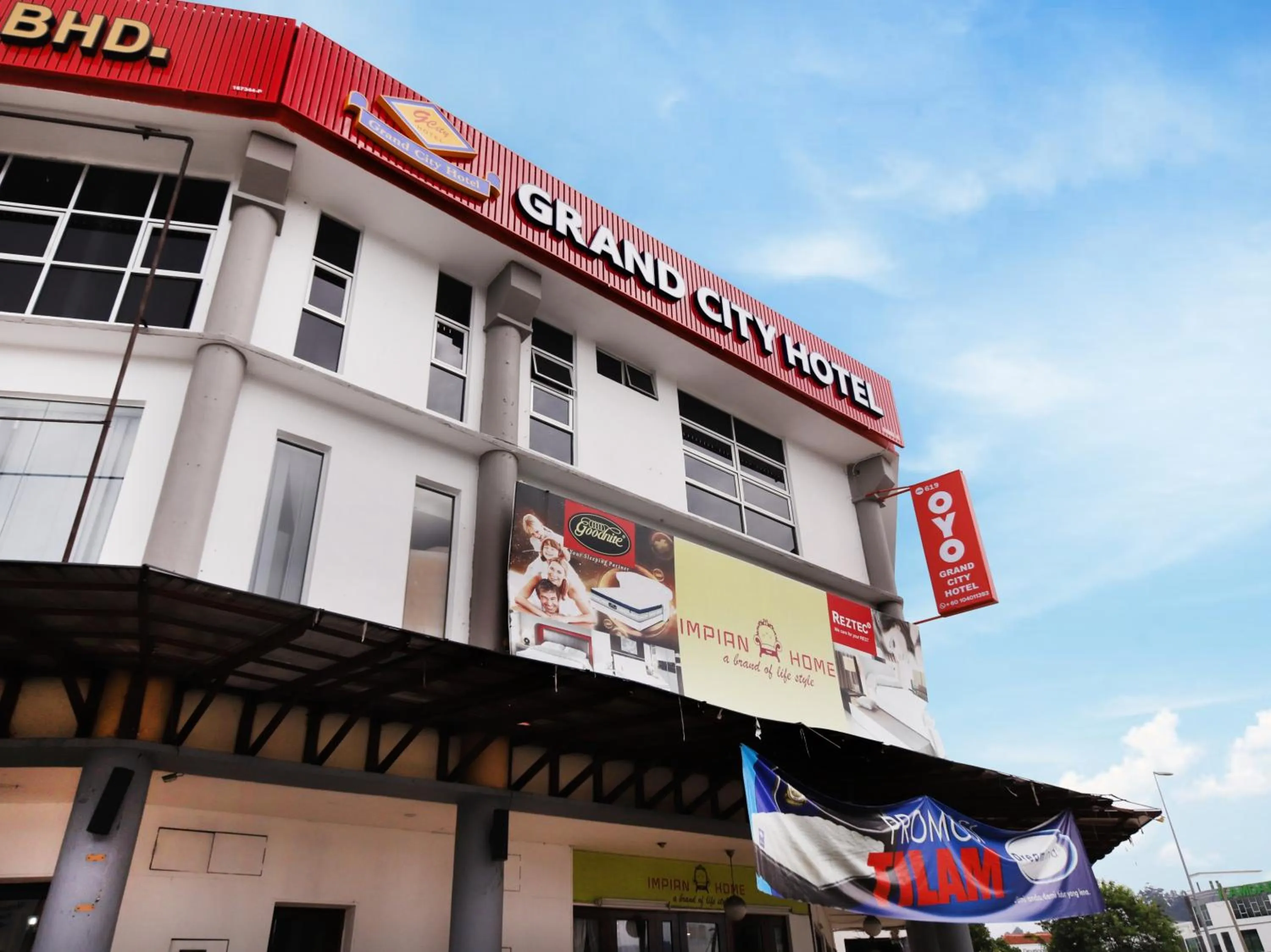 Facade/entrance, Property Building in OYO 619 Grand City Hotel 2