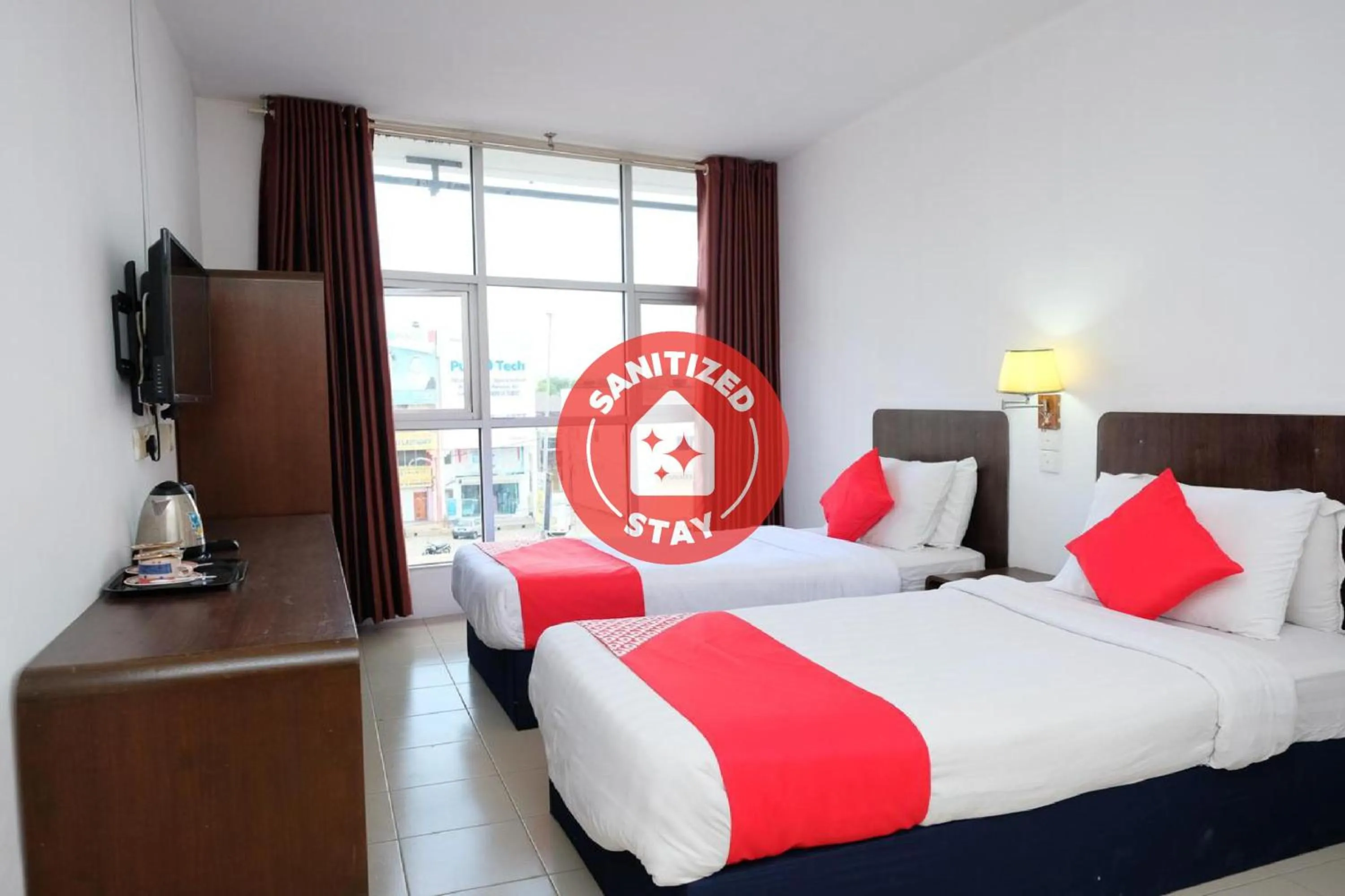 Bedroom in OYO 619 Grand City Hotel 2