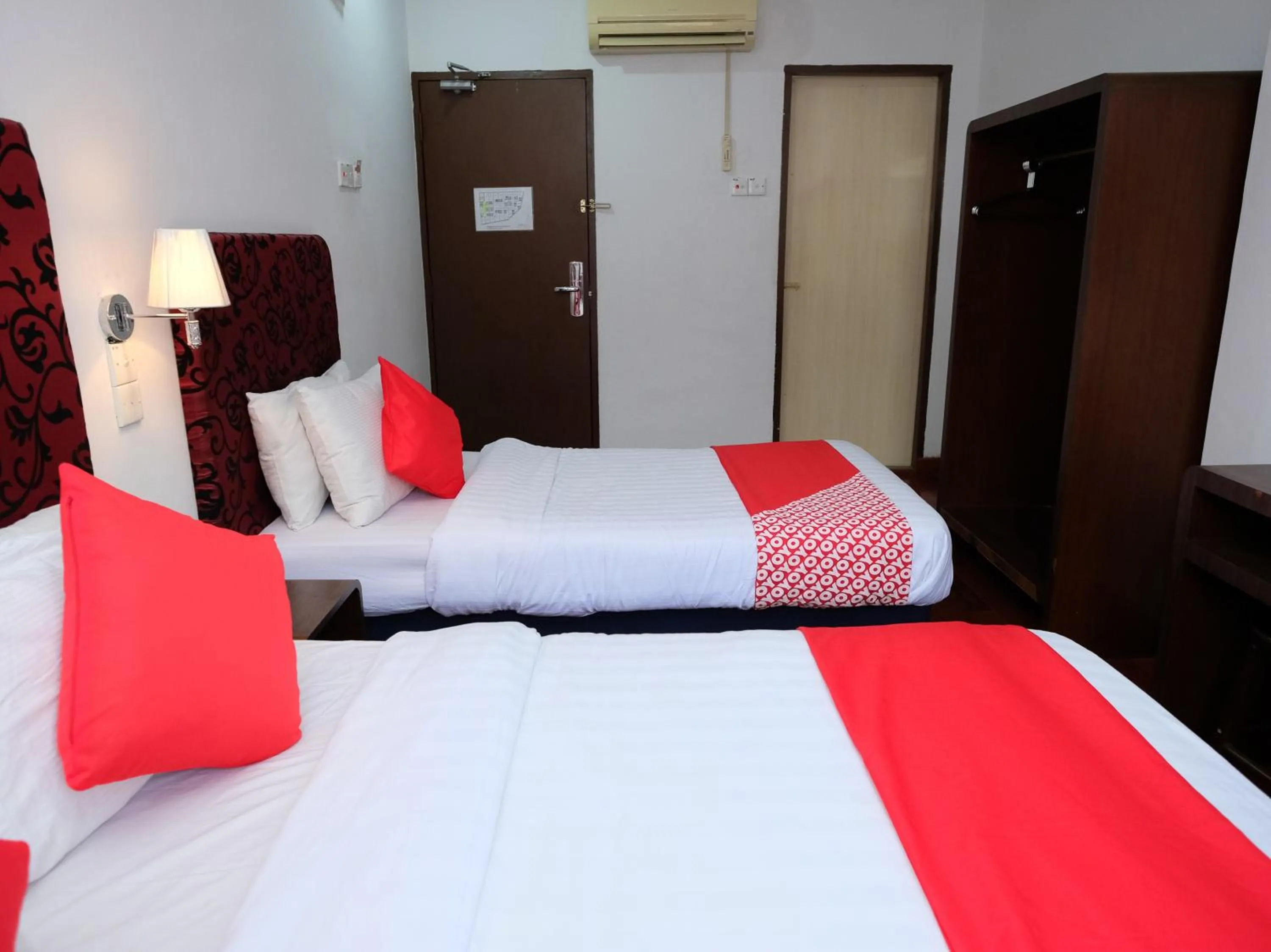 Bedroom in OYO 619 Grand City Hotel 2