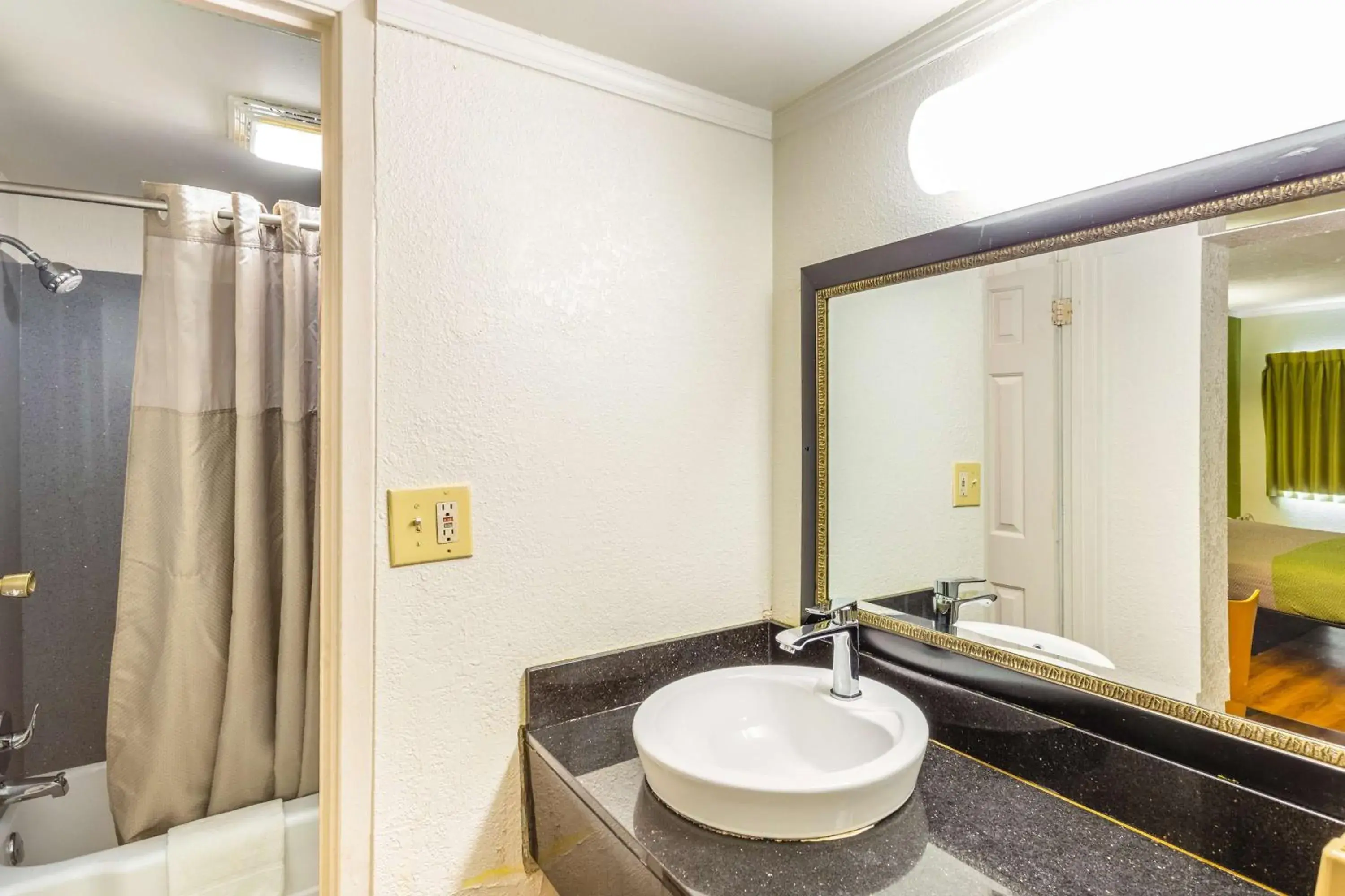 King Room - Smoking in Motel 6-Huntington, WV King Room - Smoking in Motel 6-Huntington, WV