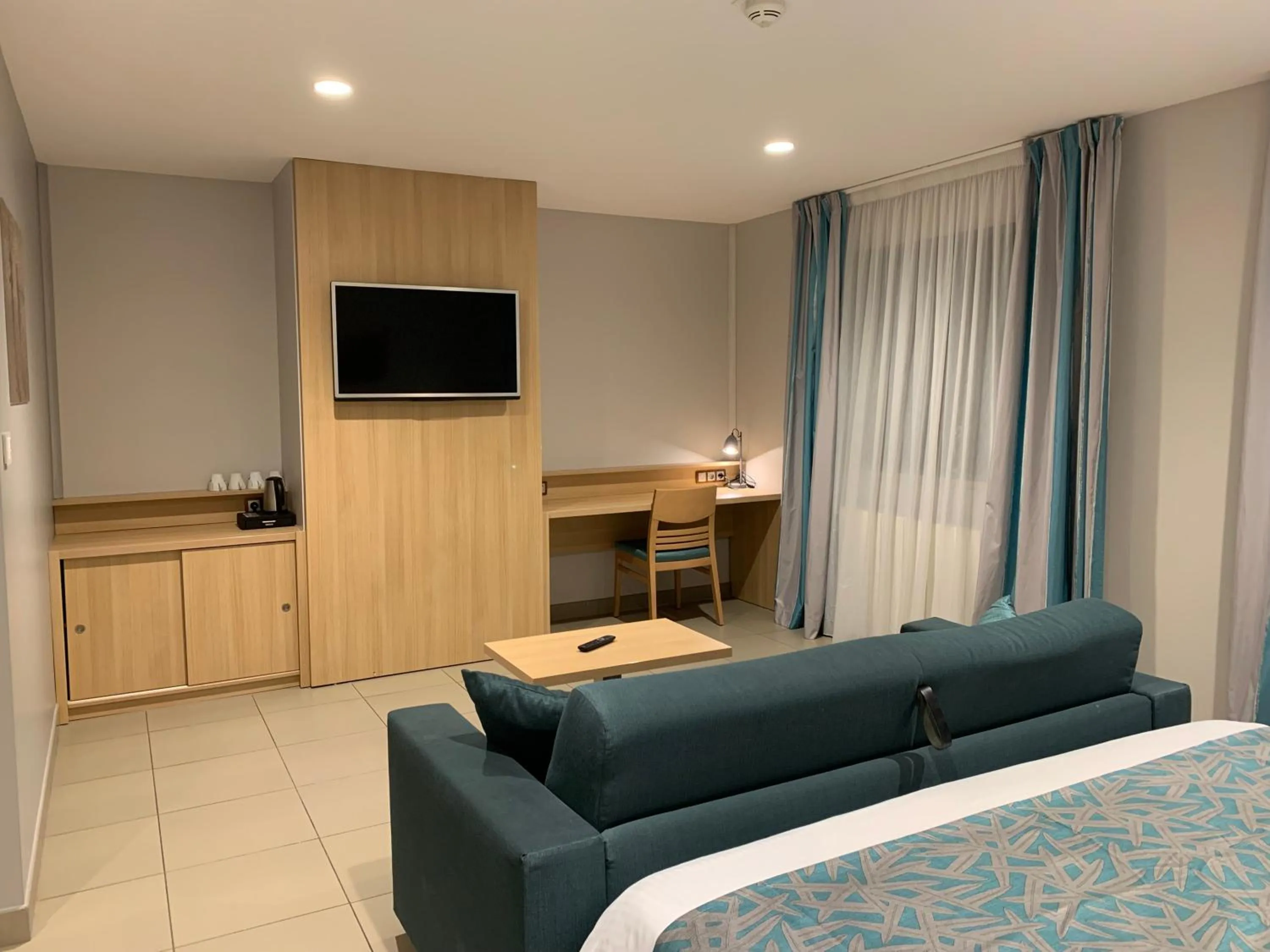 TV and multimedia, Bed in The Originals City, L'Haut' Aile, Coquelles-Calais Tunnel s/Manche L'HAUTAILE