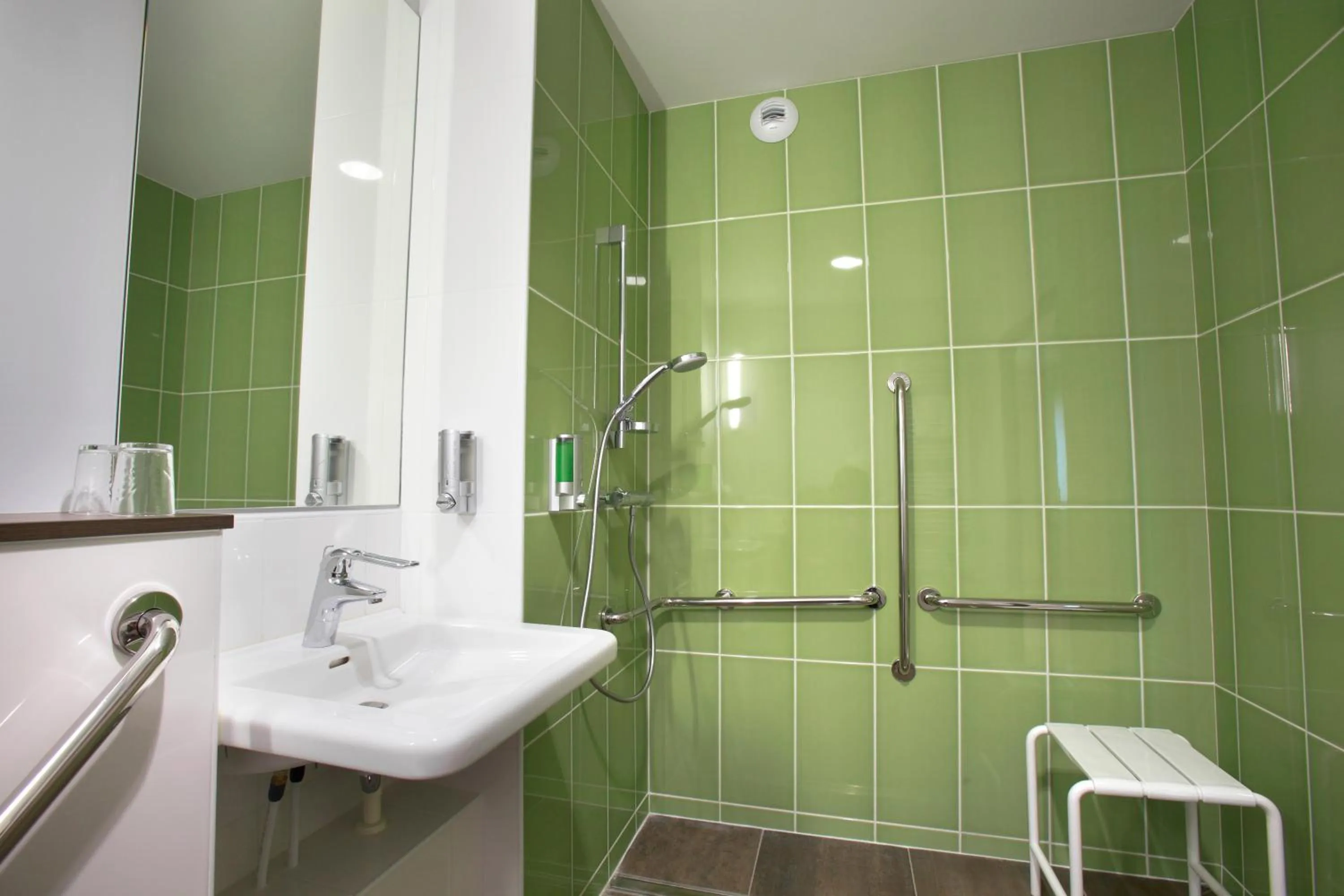 Bathroom in The Originals City, L'Haut' Aile, Coquelles-Calais Tunnel s/Manche L'HAUTAILE