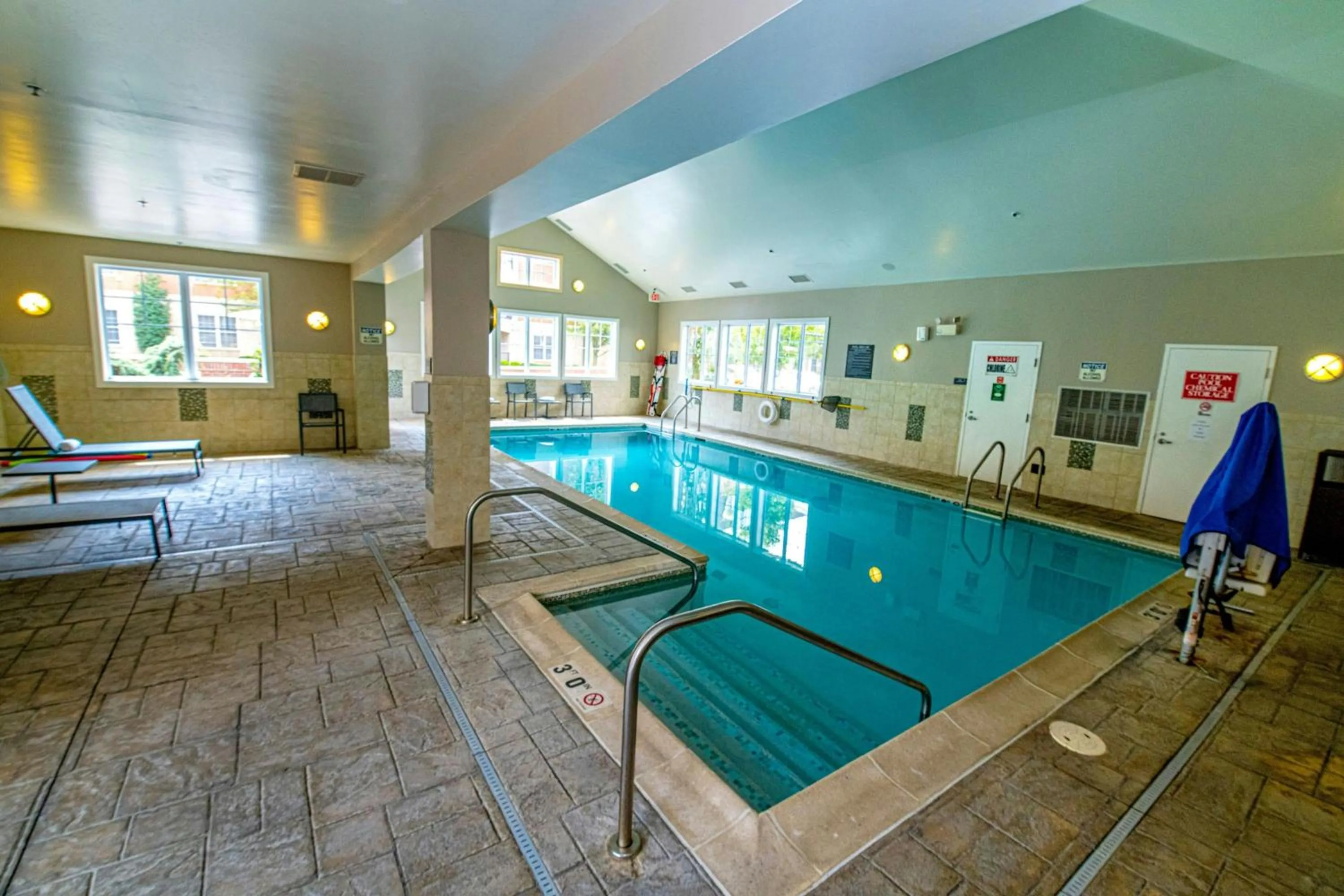 Swimming pool in Residence Inn by Marriott Woodbridge Edison/Raritan Center