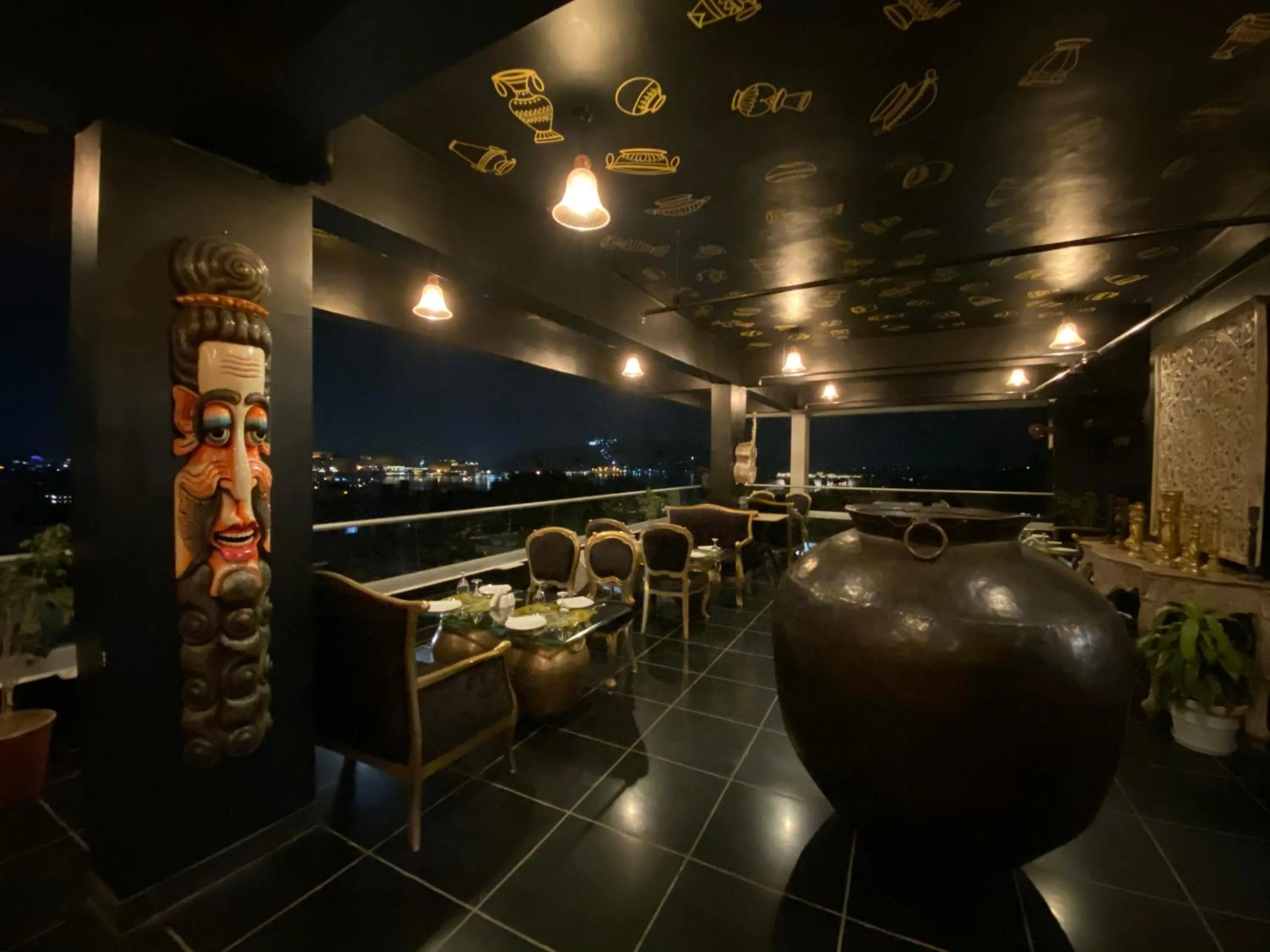 Lounge or bar in The Ramvilas - A Rooftop Pichola Lake View Hotel