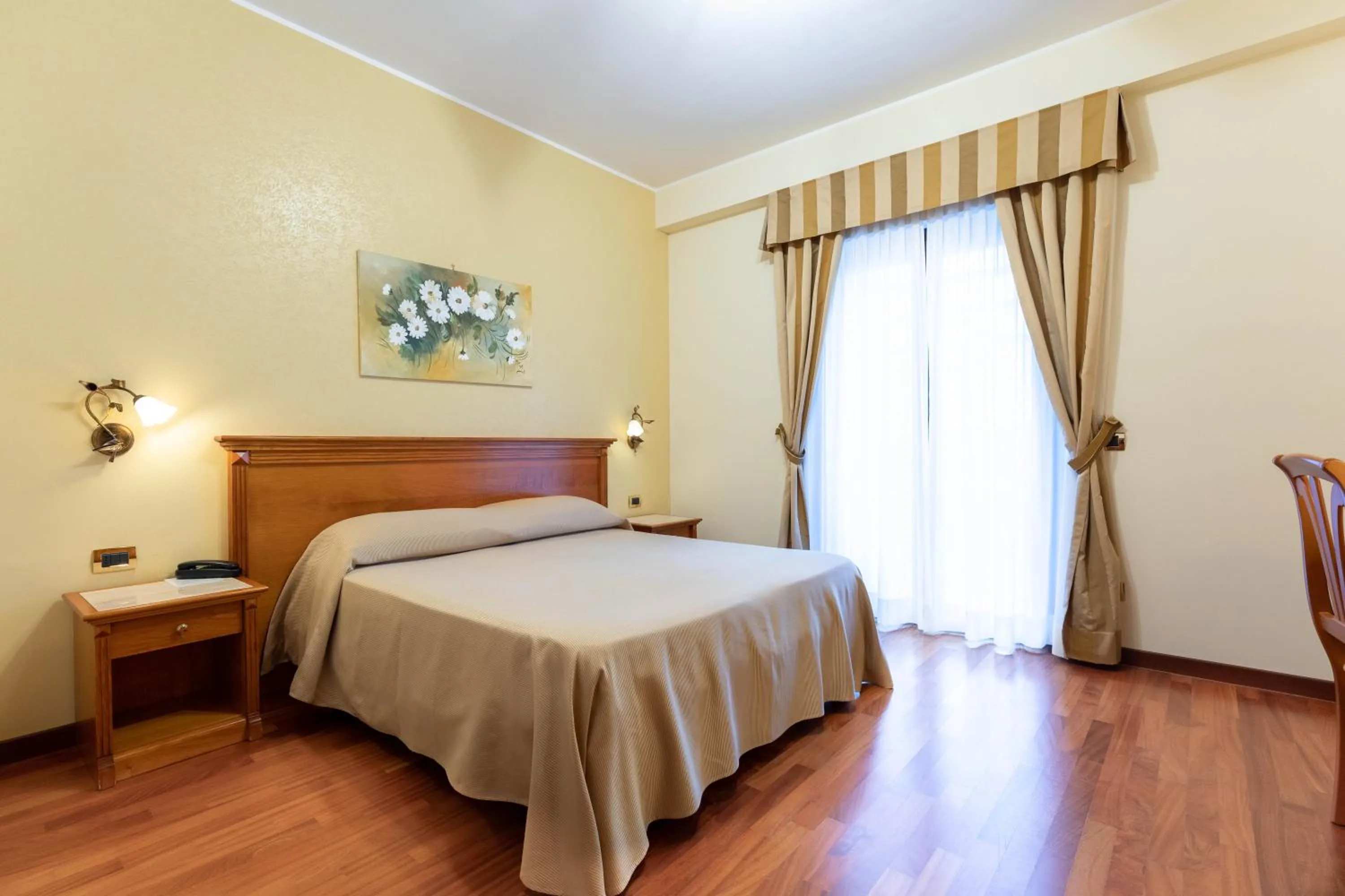 Photo of the whole room, Bed in Domus Hotel