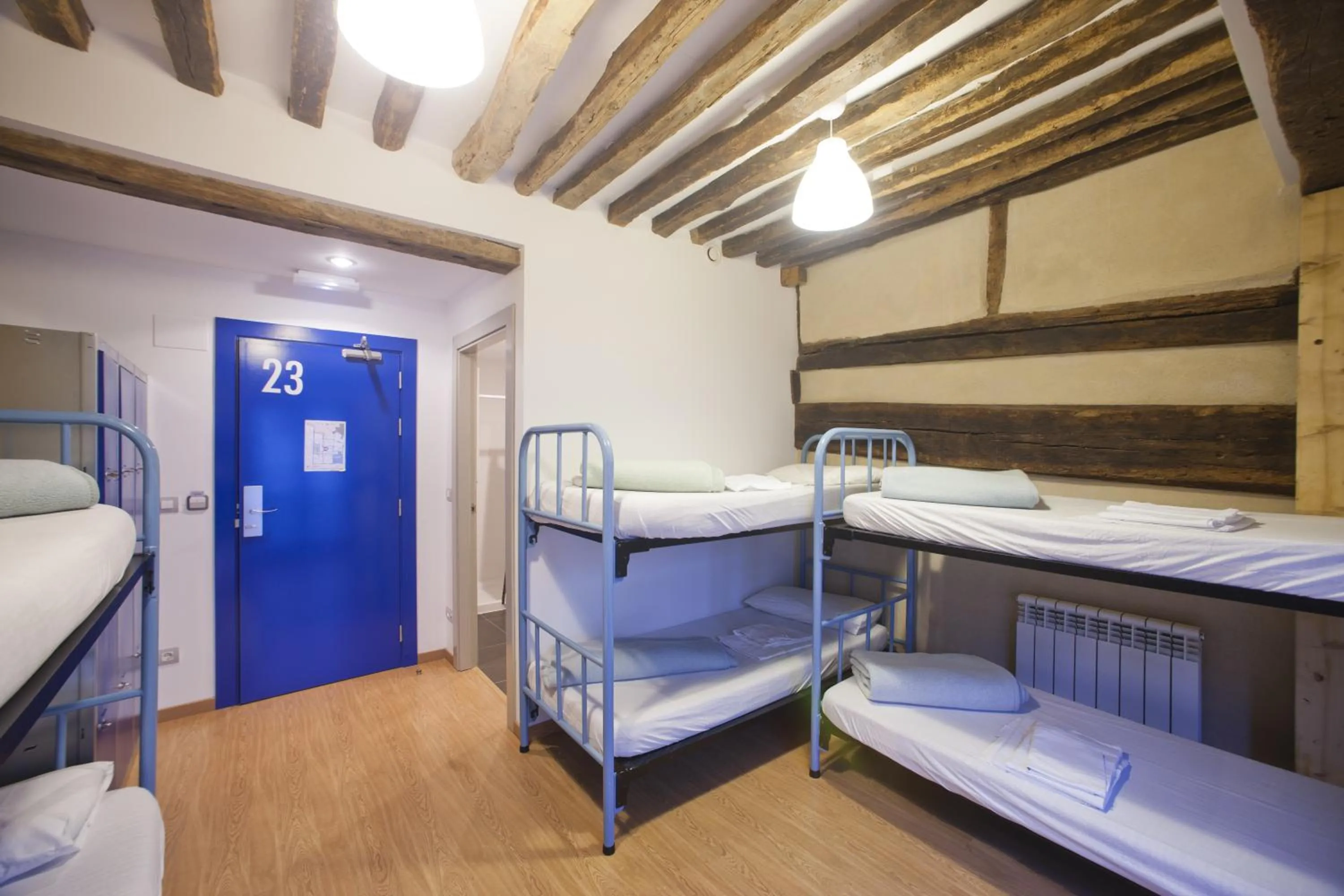 Single Bed in 6-Bed Dormitory Room in El Albergue de la Catedral