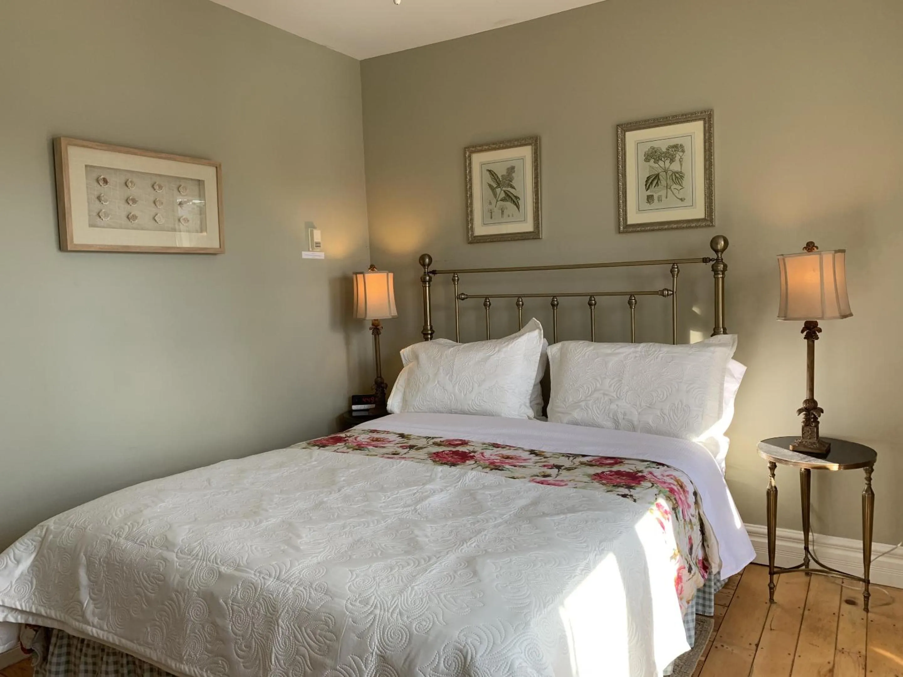 Bedroom, Bed in Surfside Inn