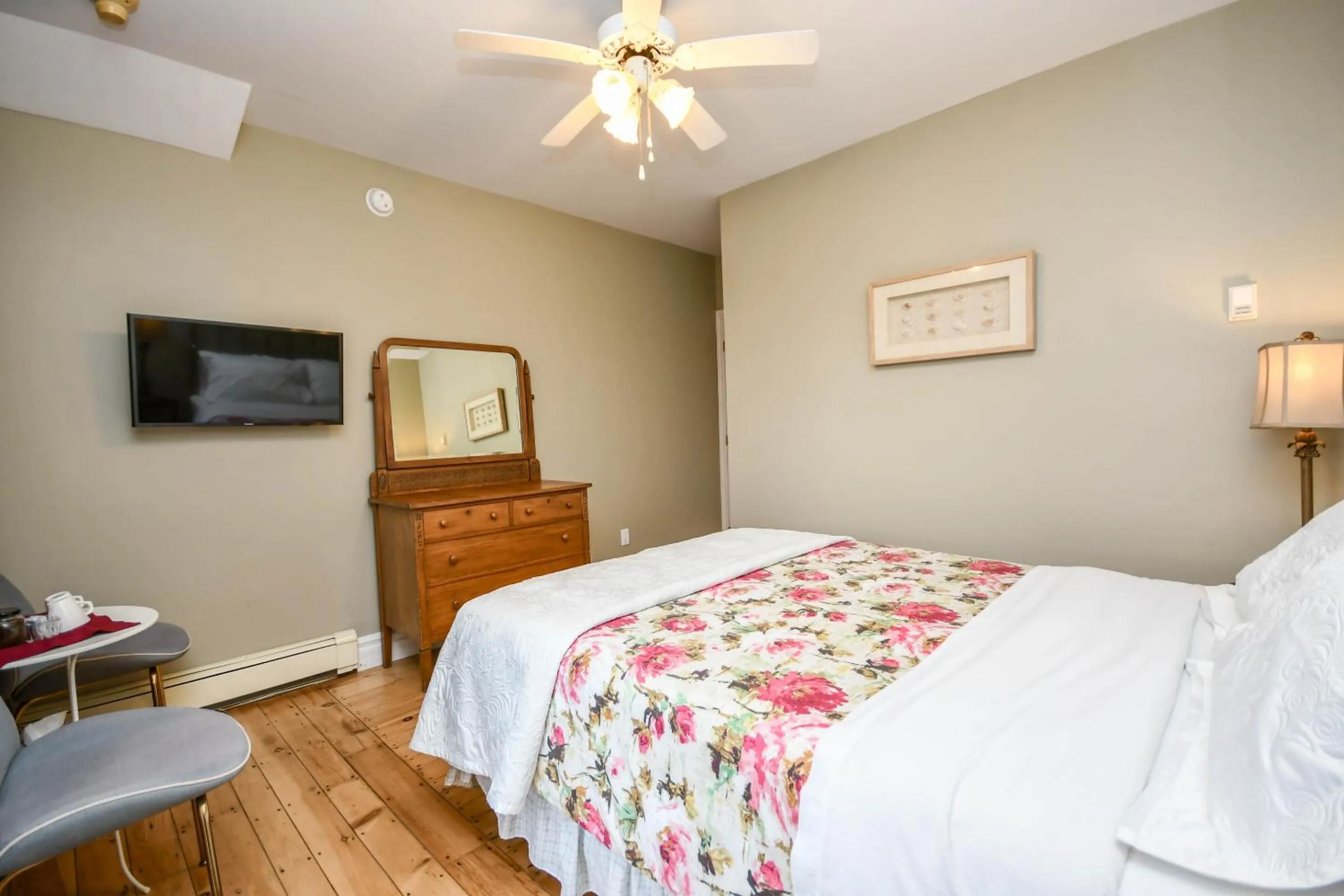 Bedroom, Bed in Surfside Inn