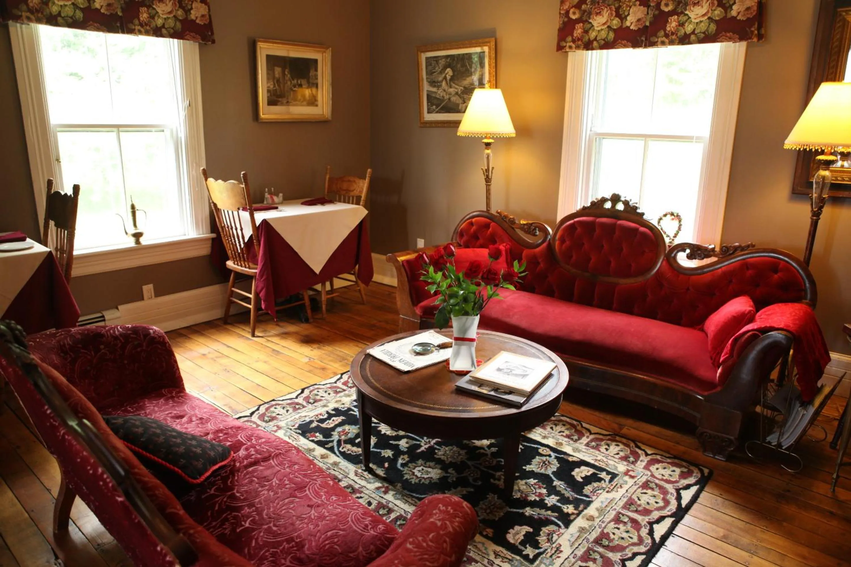 Dining area in Surfside Inn