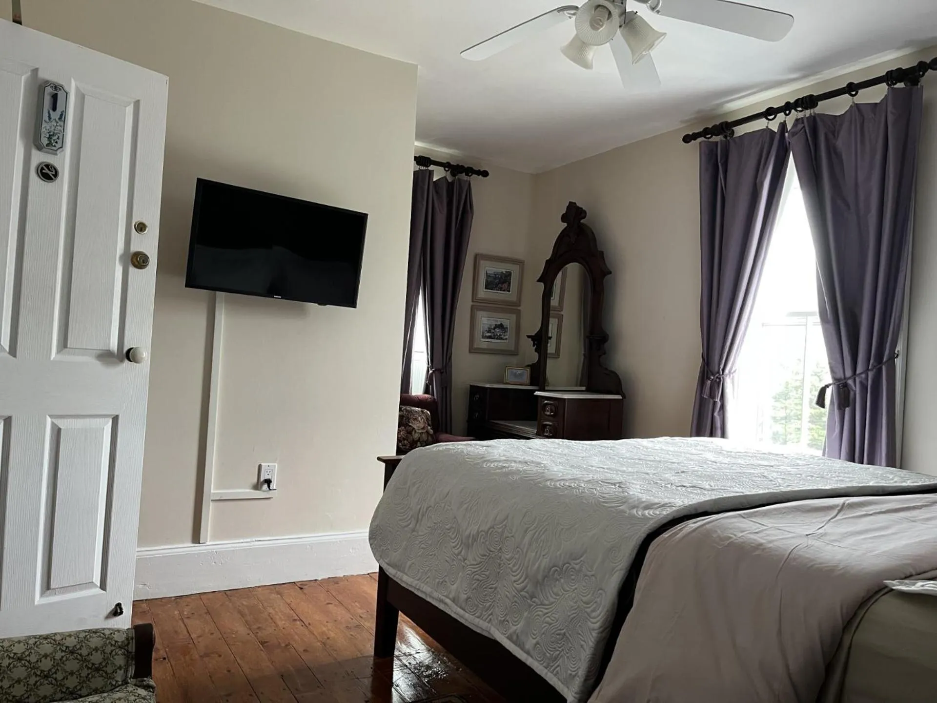 Bedroom, Bed in Surfside Inn