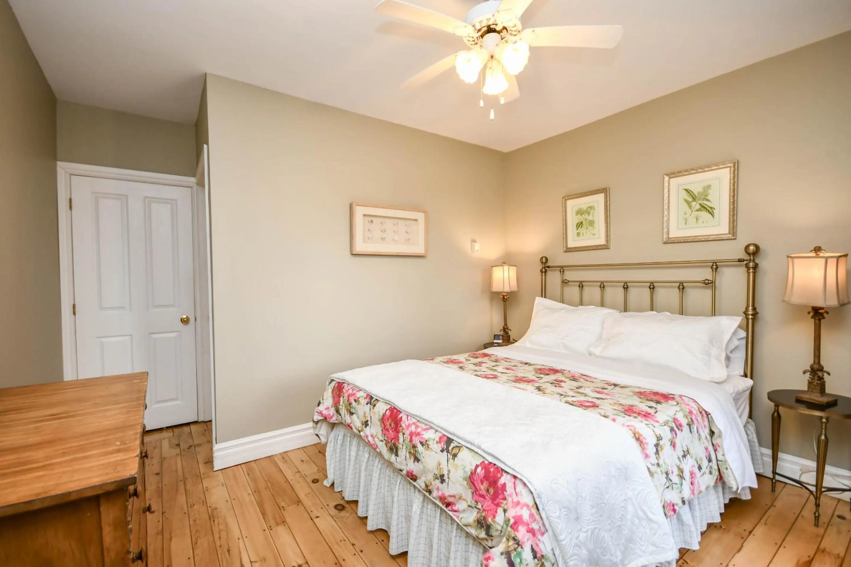 Bedroom, Bed in Surfside Inn