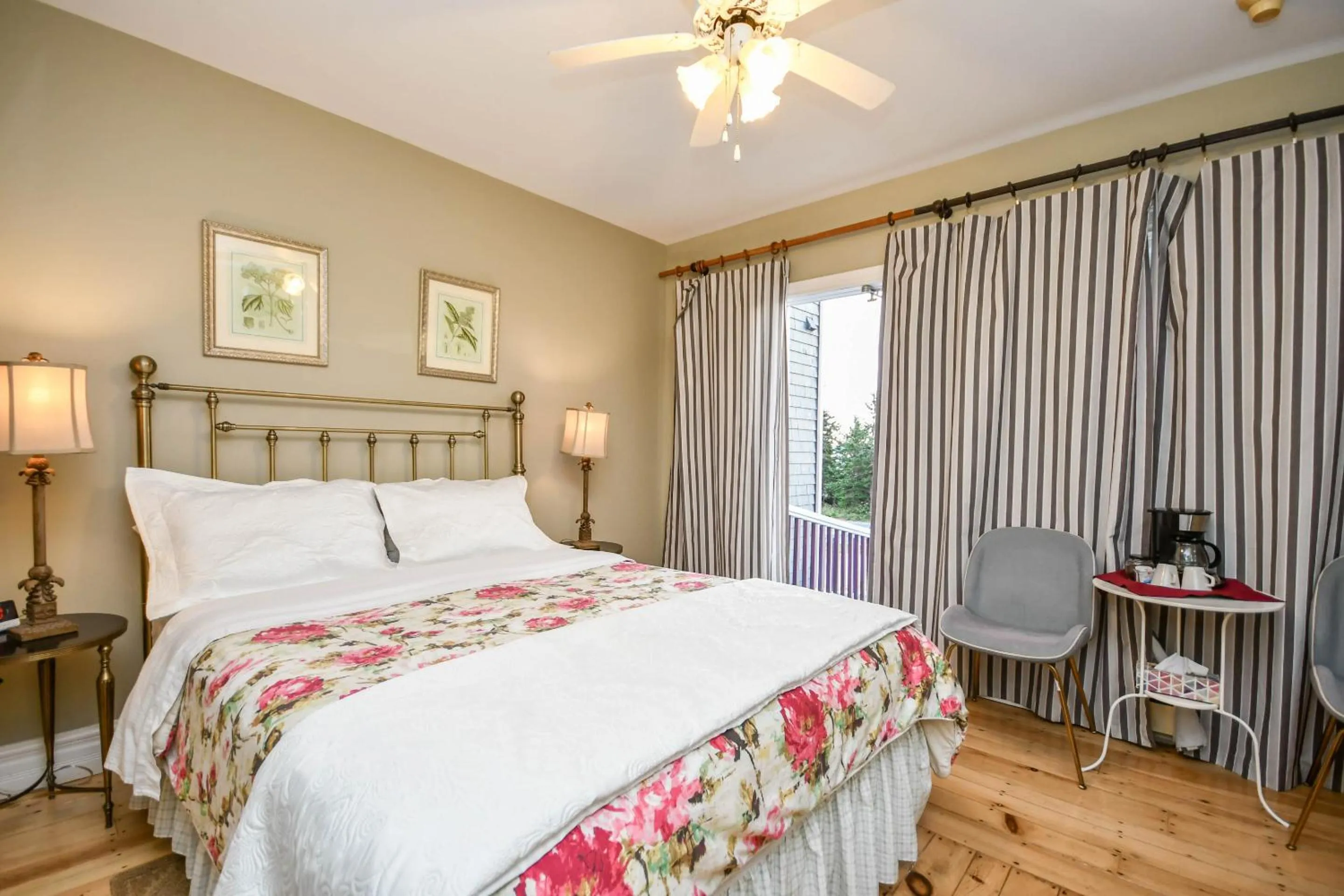 Bedroom, Bed in Surfside Inn