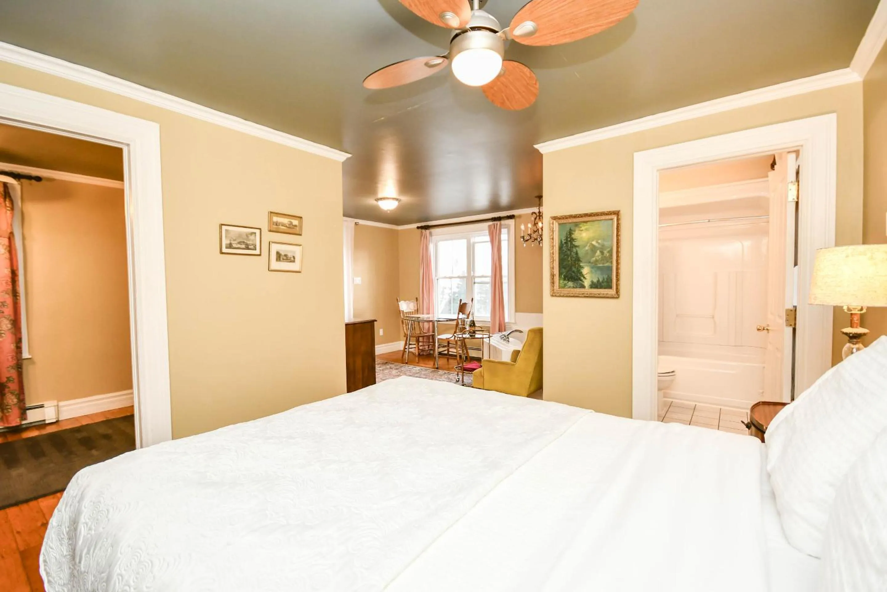 Bedroom, Bed in Surfside Inn