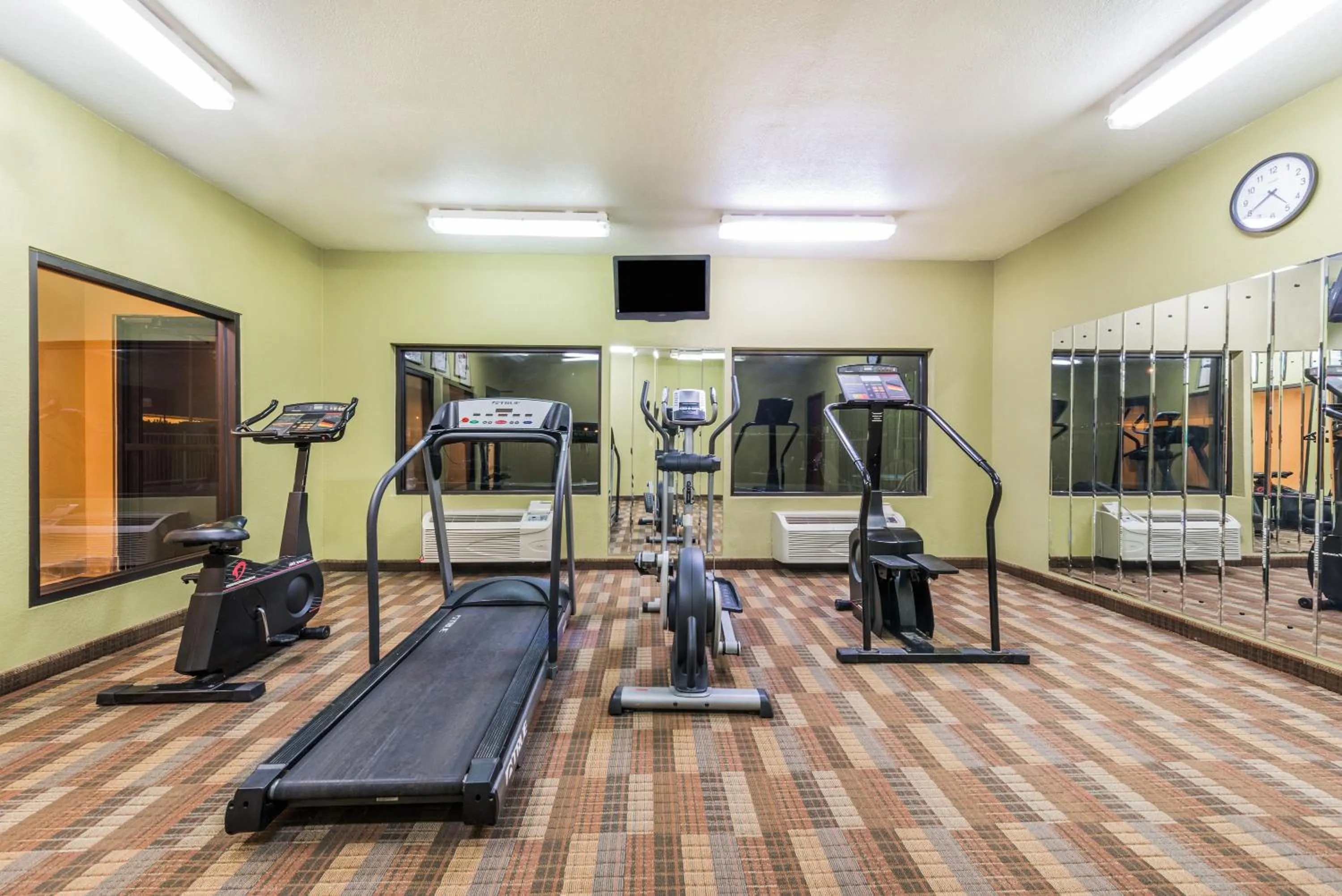 Fitness centre/facilities in Super 8 by Wyndham Fort Worth North