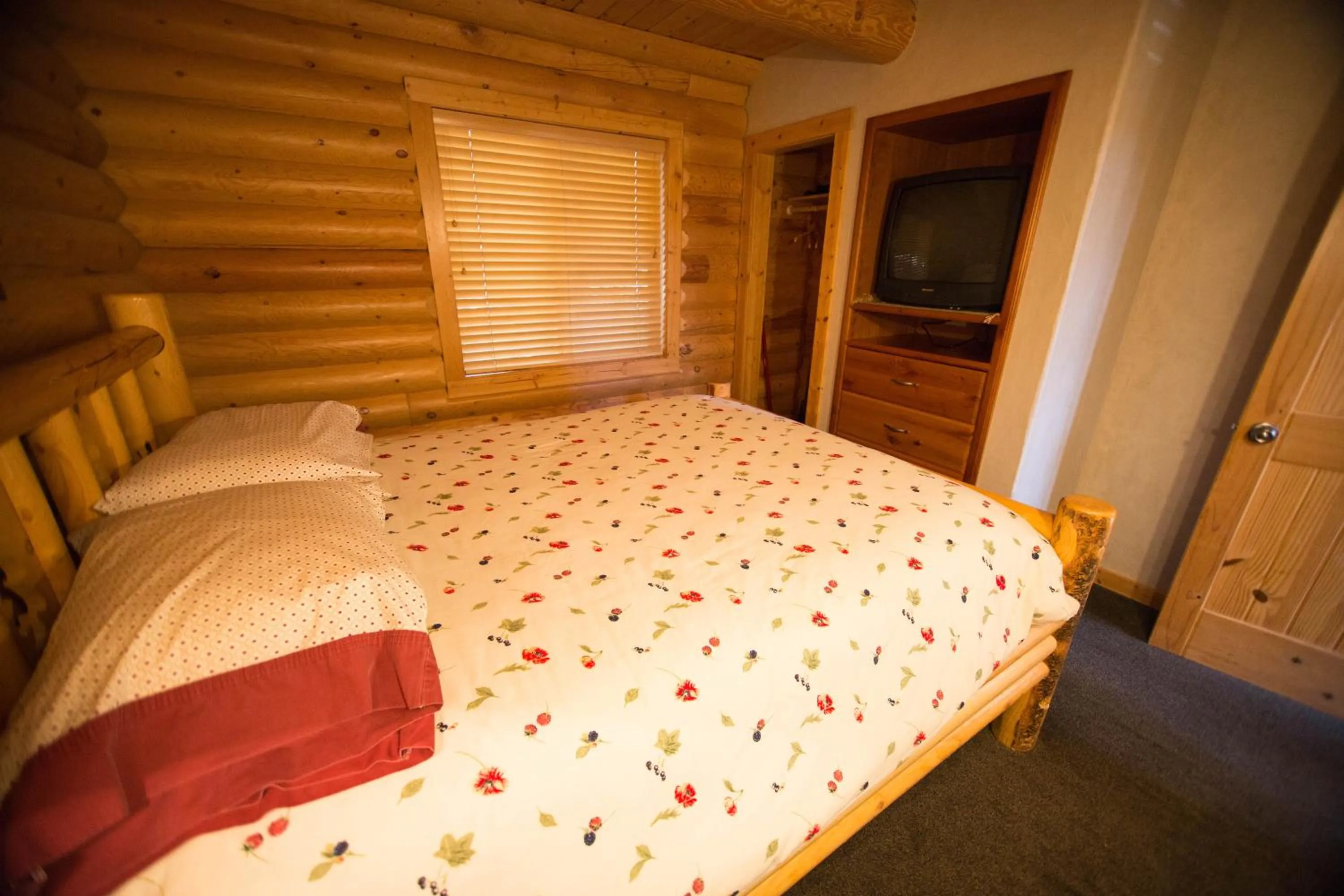 Bed in The Pines at Island Park