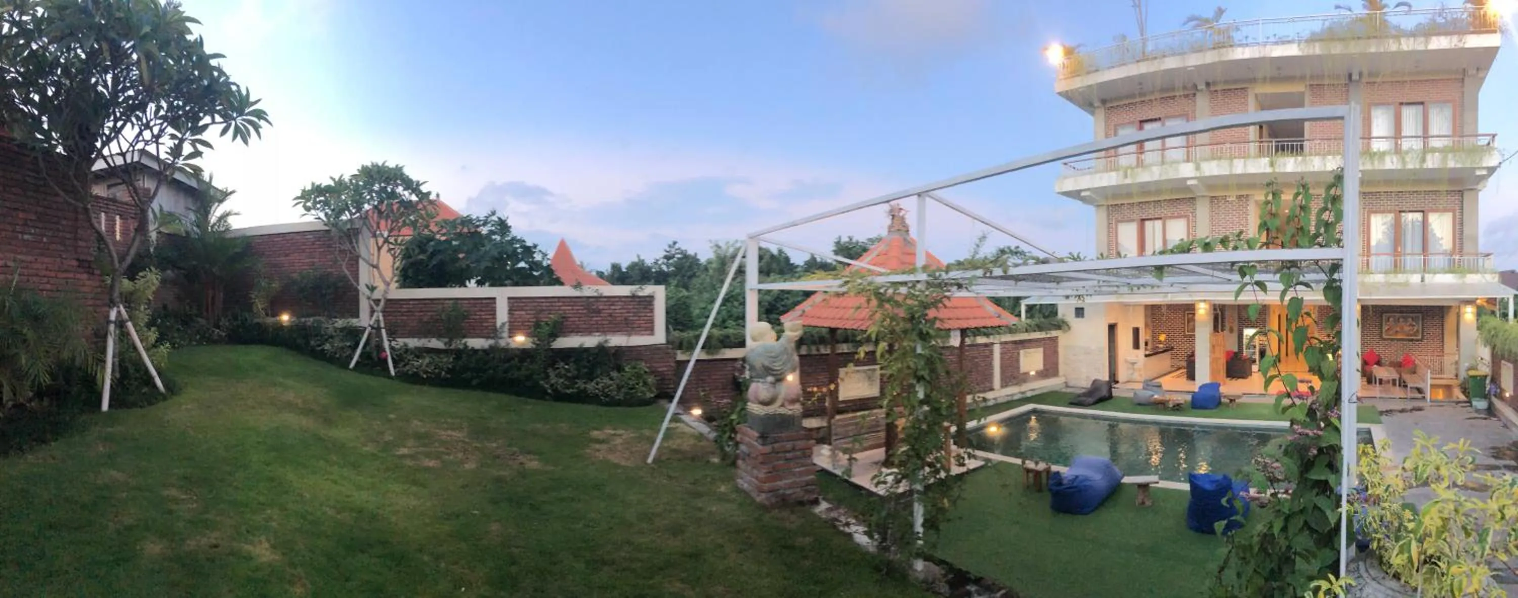 Garden in Oka's Guest House Canggu