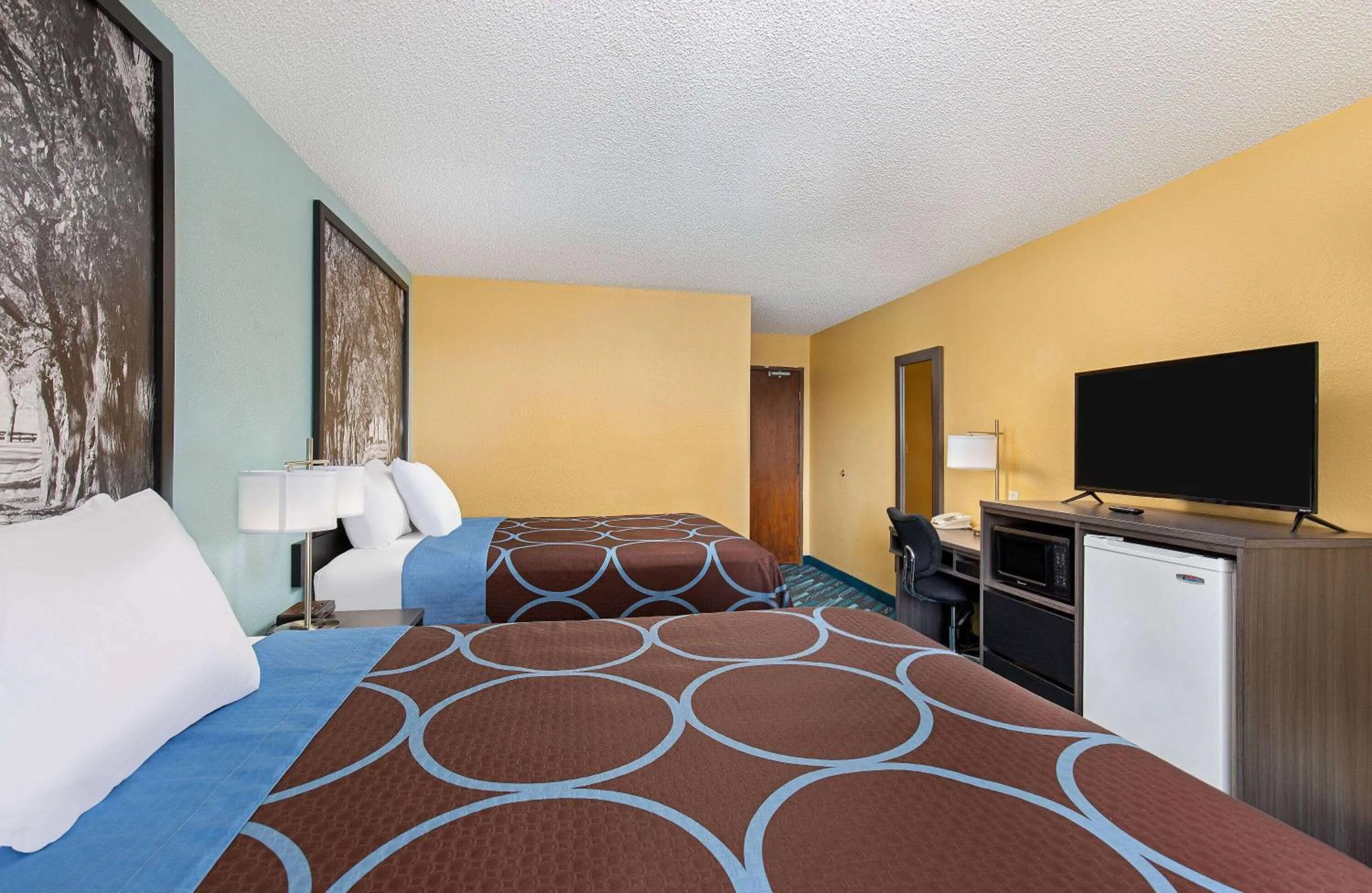 Photo of the whole room, Bed in Super 8 by Wyndham Somerset