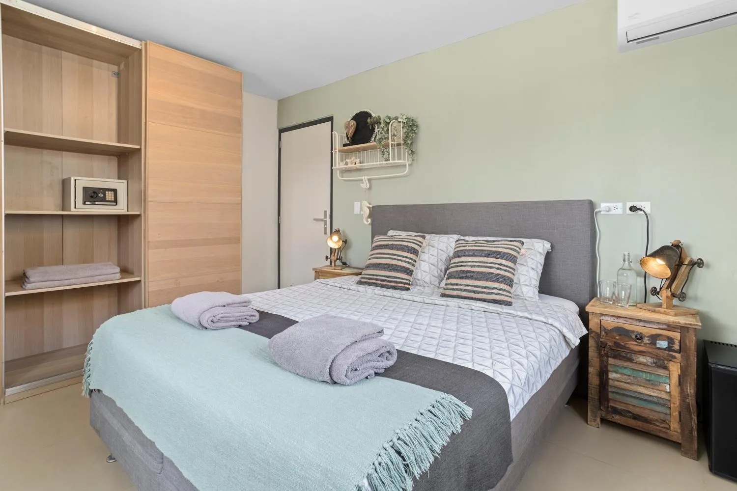 locker, Bed in Oasis guesthouse, Boutique Style Hotel