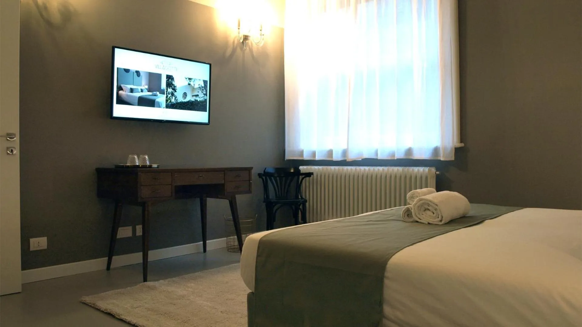 Communal lounge/ TV room, Bed in Villa Gotti Charming Rooms