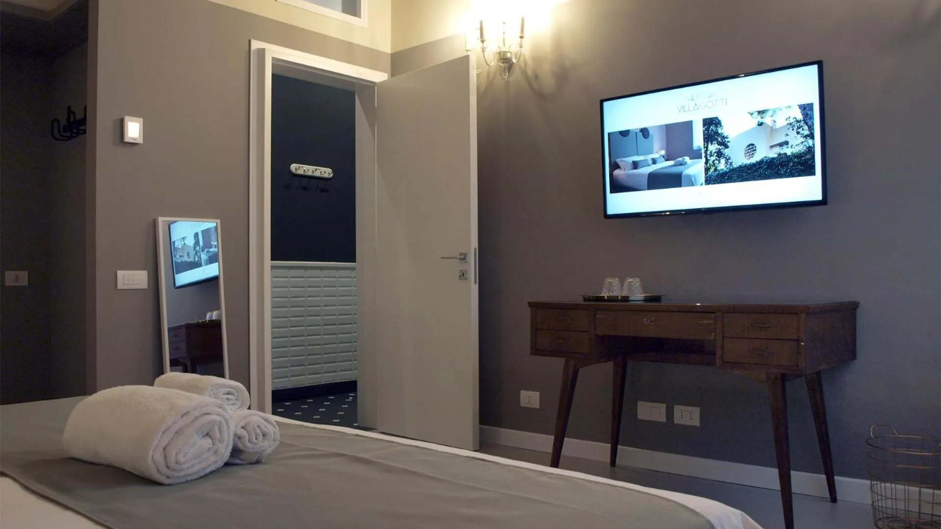 Communal lounge/ TV room, Bed in Villa Gotti Charming Rooms