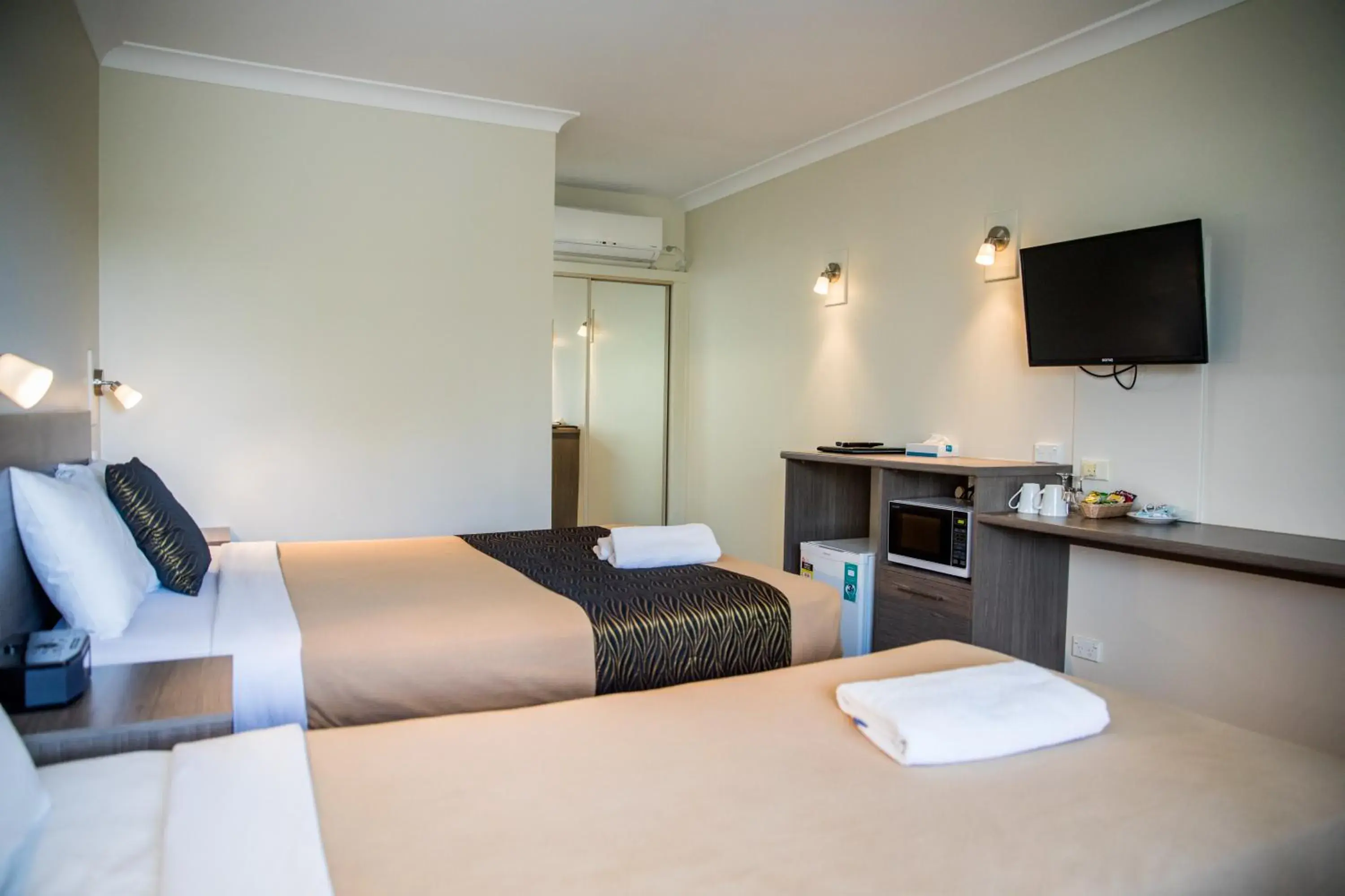 Deluxe Twin Room in Lilac City Motor Inn Deluxe Twin Room in Lilac City Motor Inn