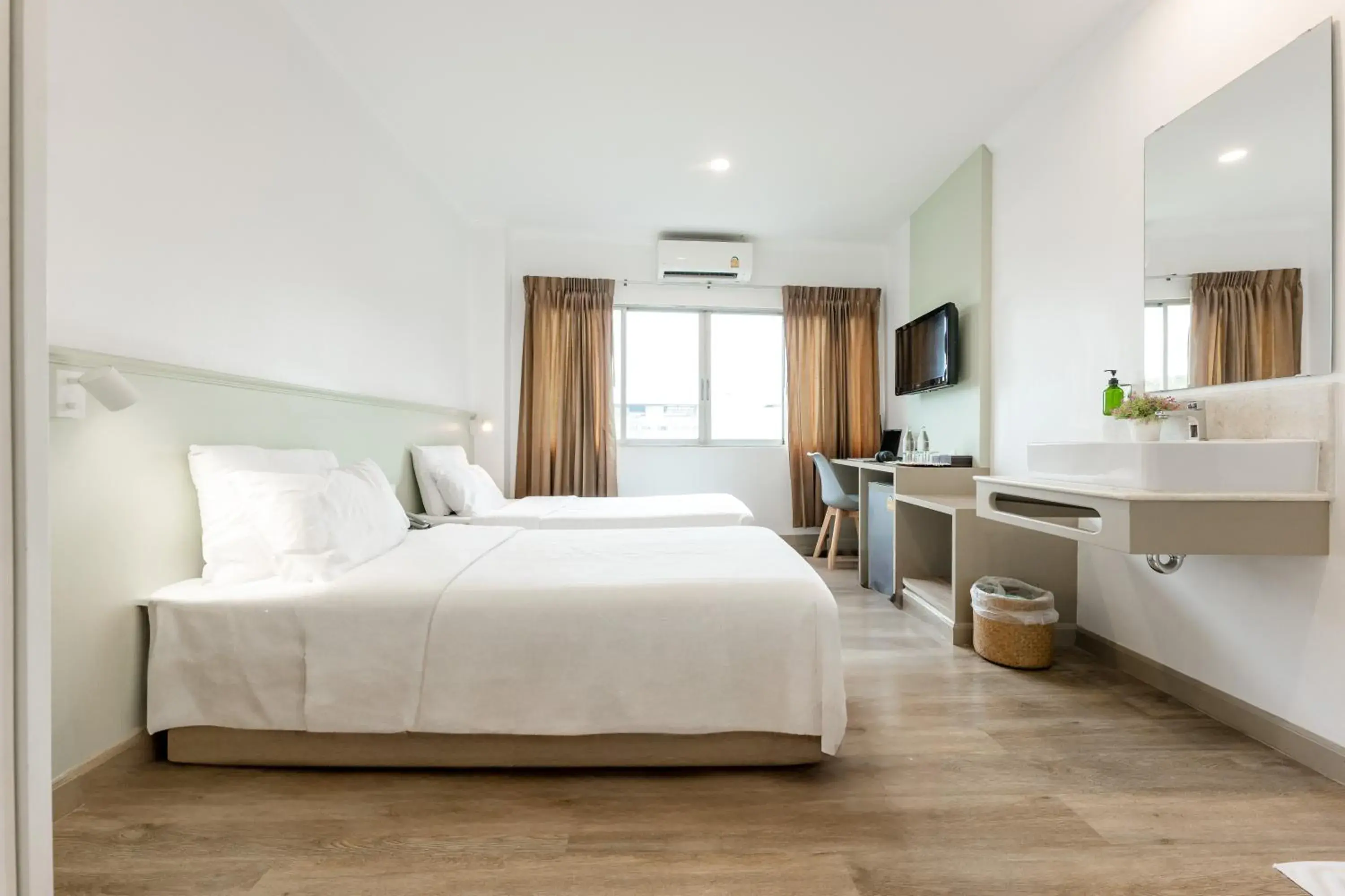 Standard Twin Room in Dhevaraj Hotel Standard Twin Room in Dhevaraj Hotel