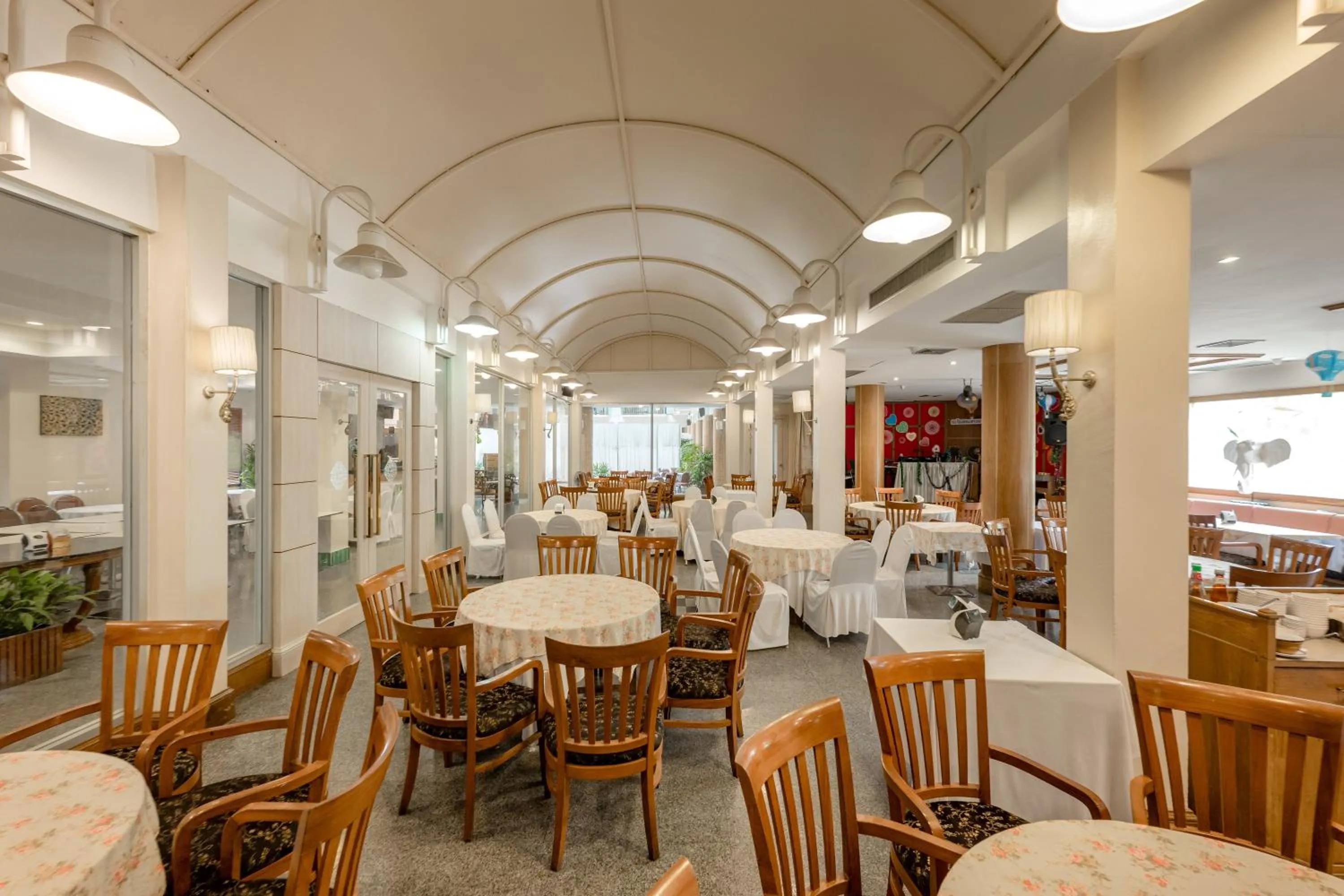 Restaurant/places to eat in Dhevaraj Hotel