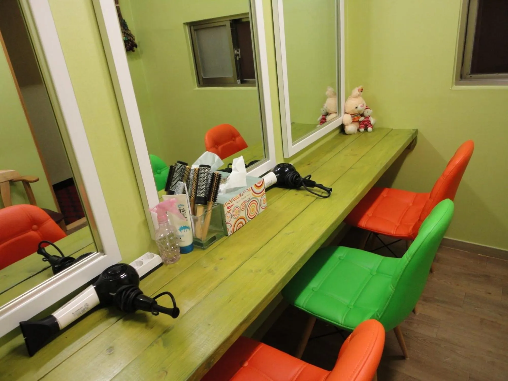 Communal lounge/ TV room in You&I Guesthouse