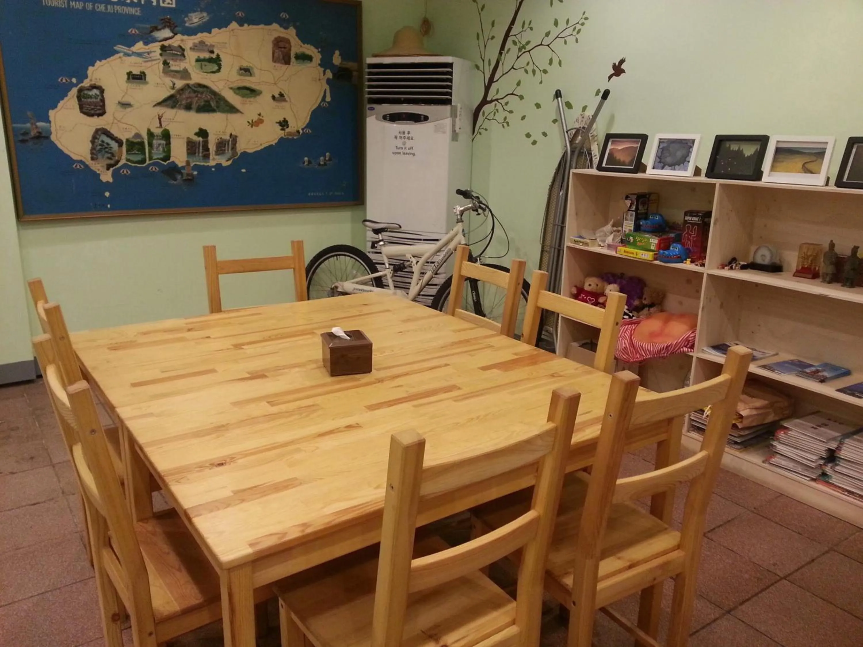 Communal lounge/ TV room, Dining Area in You&I Guesthouse