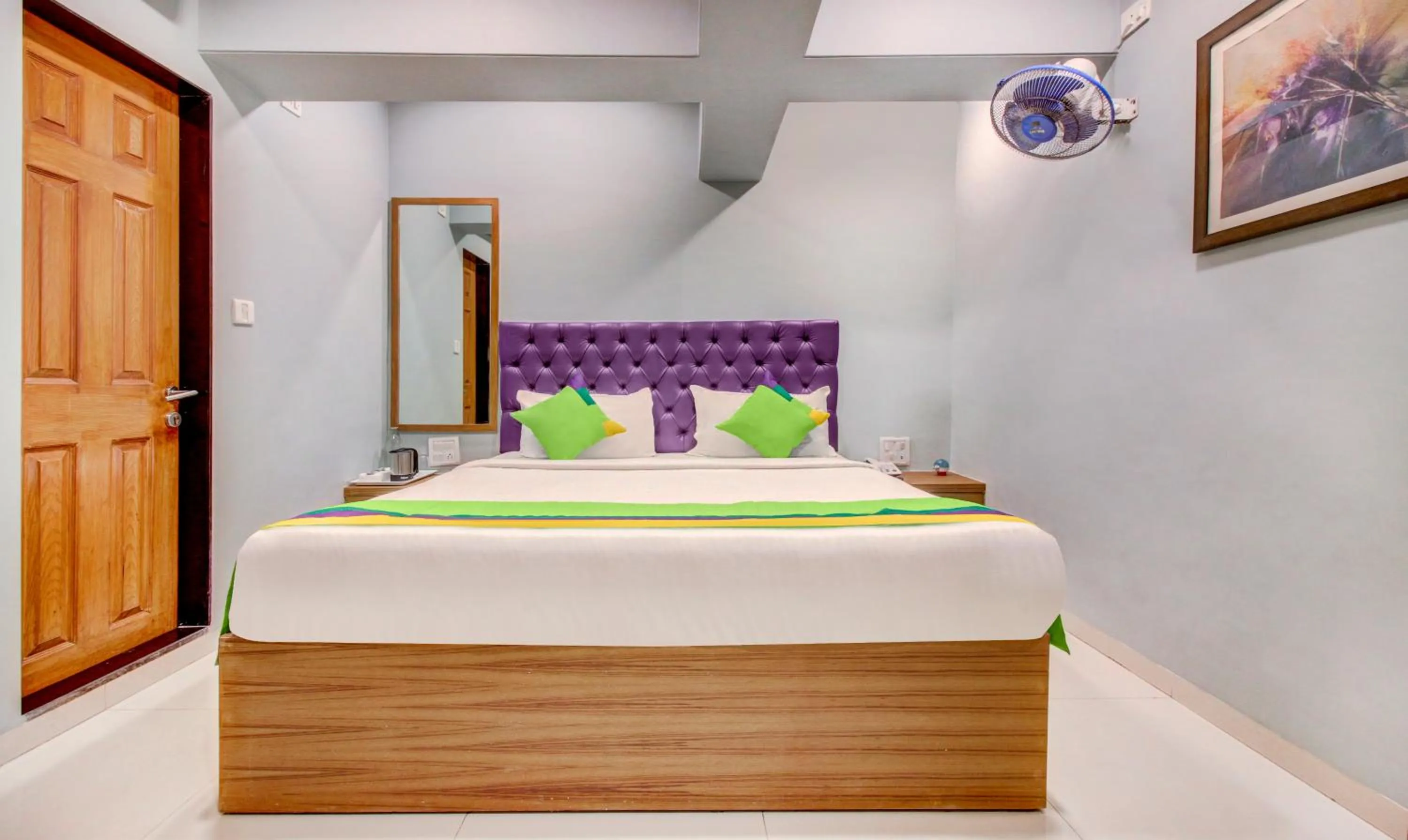 Bedroom, Bed in Treebo Cruz Royale Santacruz West