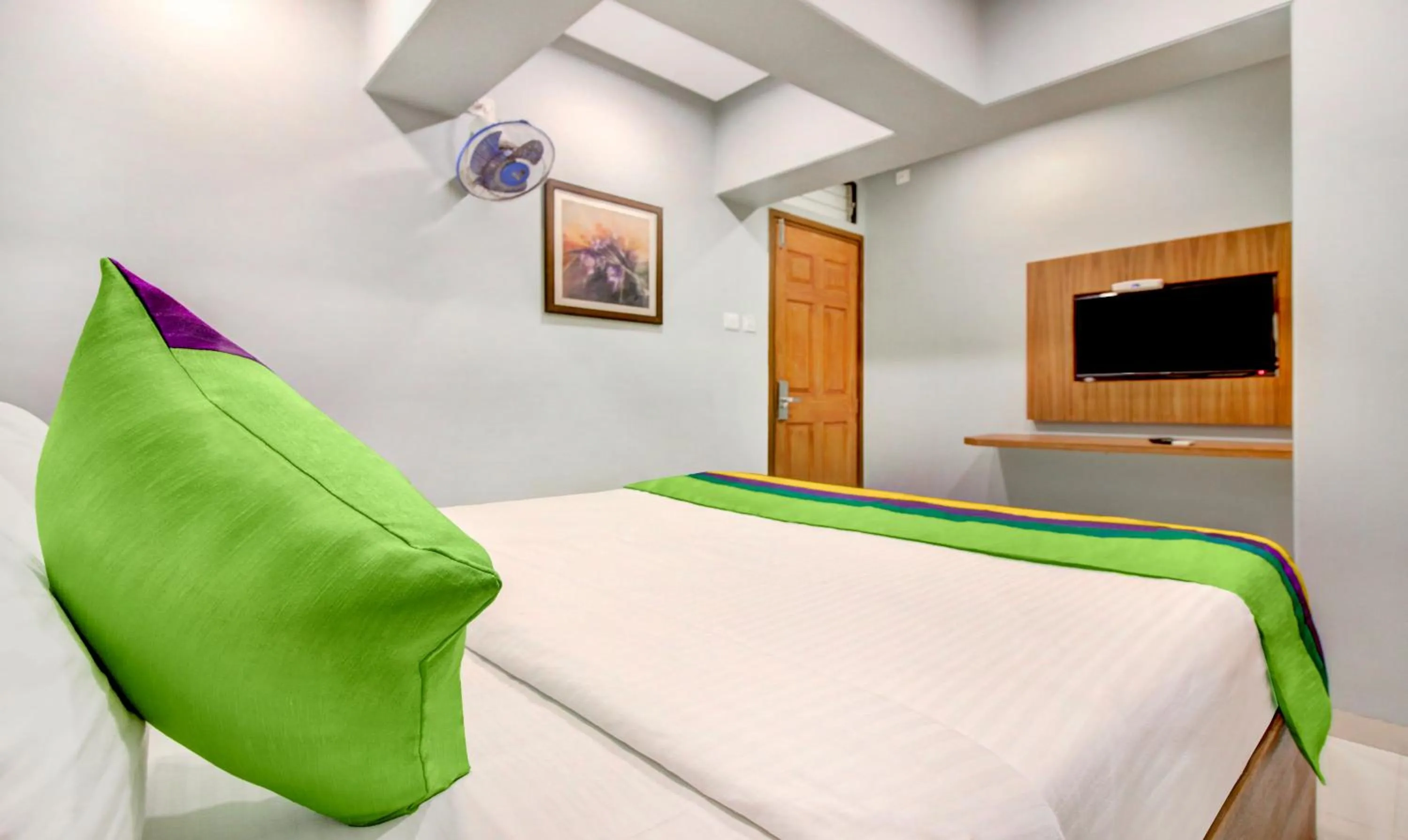 TV and multimedia, Bed in Treebo Cruz Royale Santacruz West