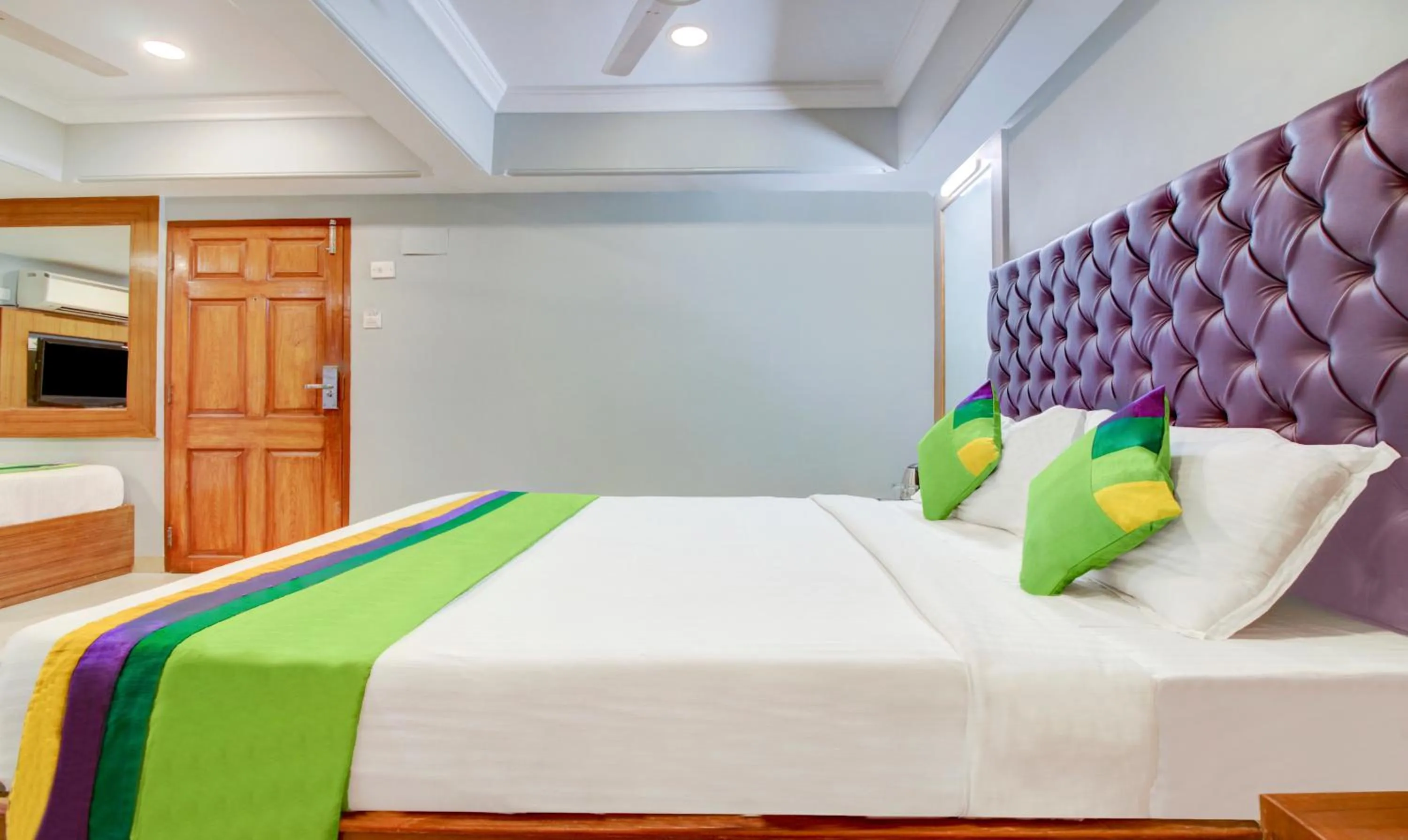 Bedroom, Bed in Treebo Cruz Royale Santacruz West