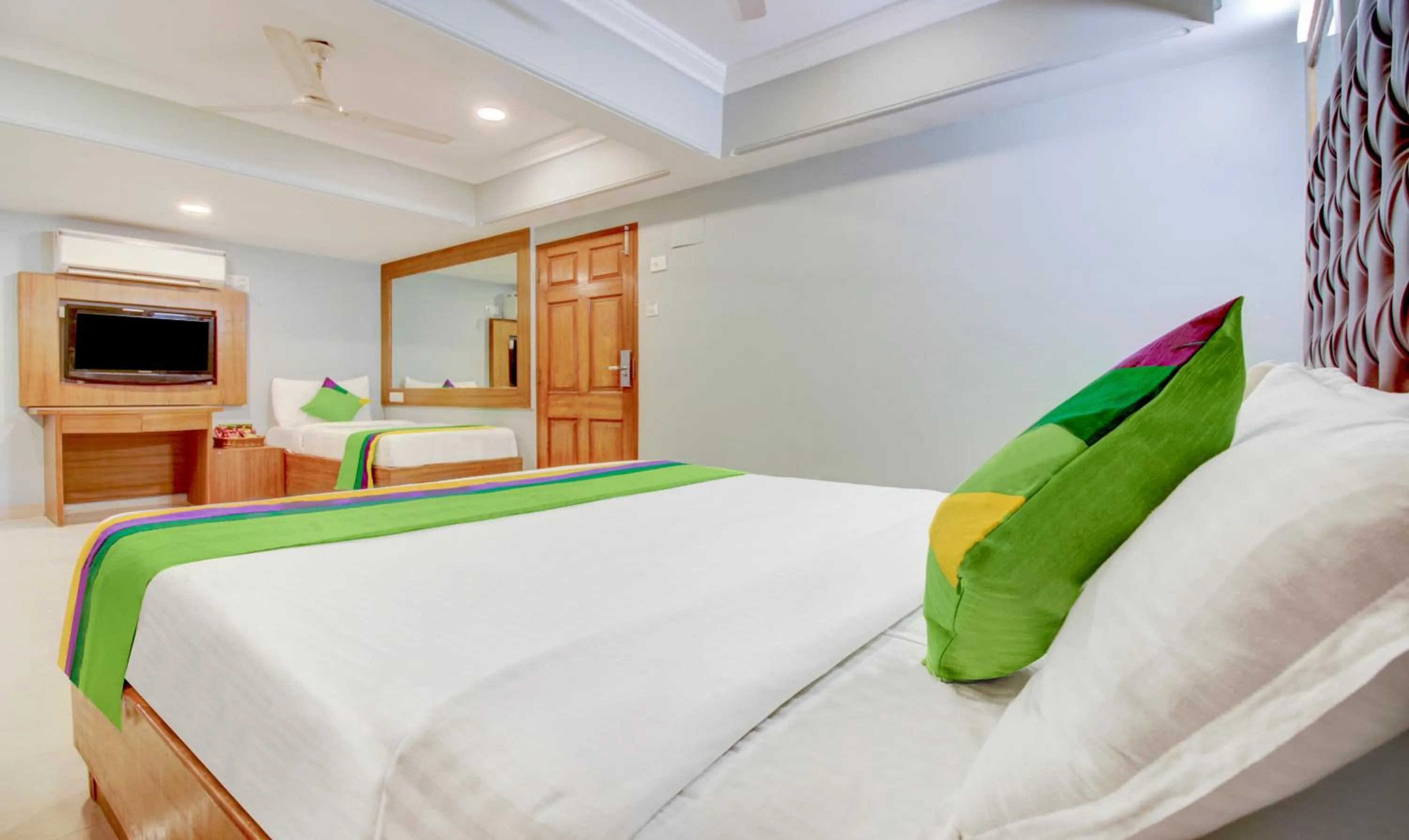 Bedroom, Bed in Treebo Cruz Royale Santacruz West