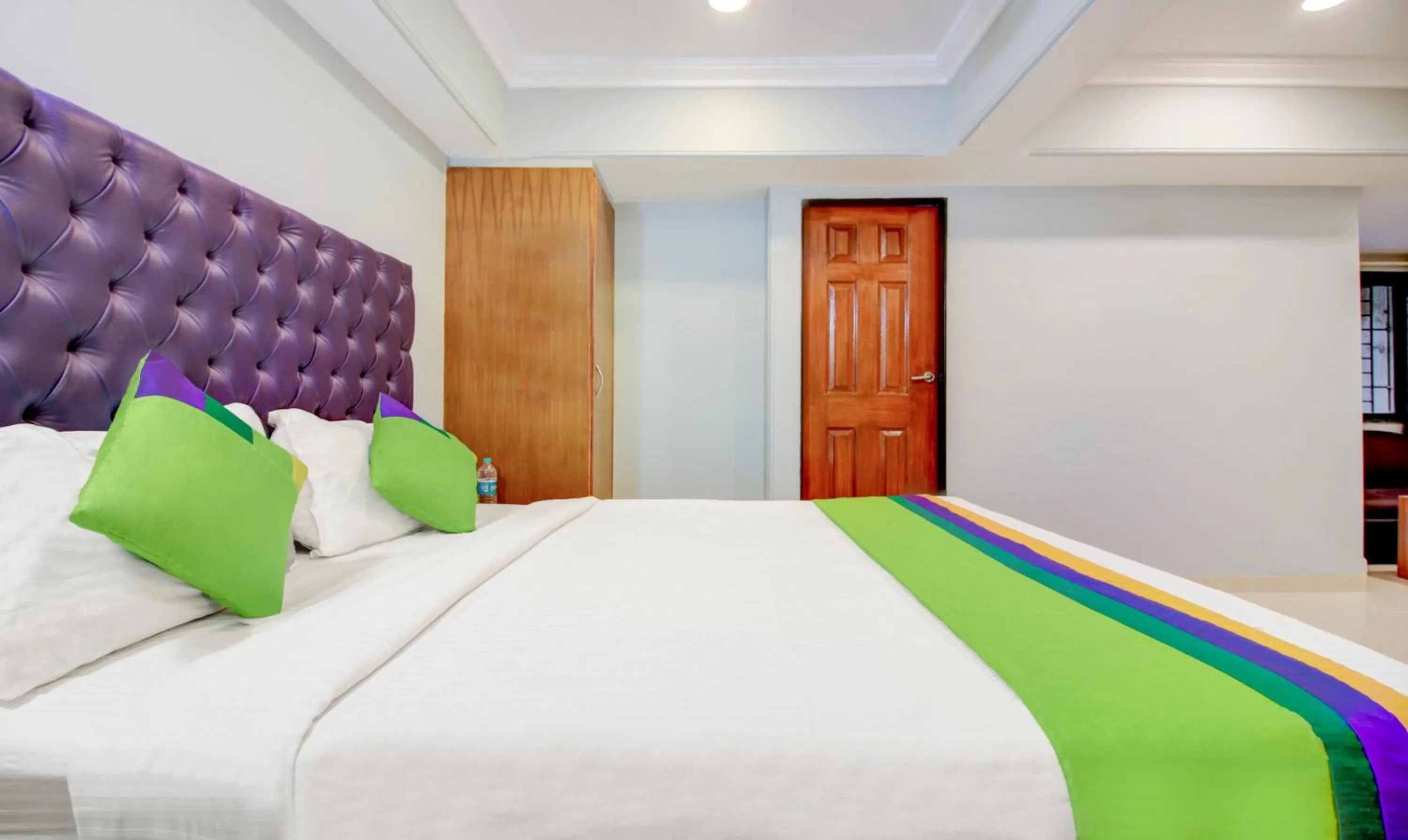 Bedroom, Bed in Treebo Cruz Royale Santacruz West