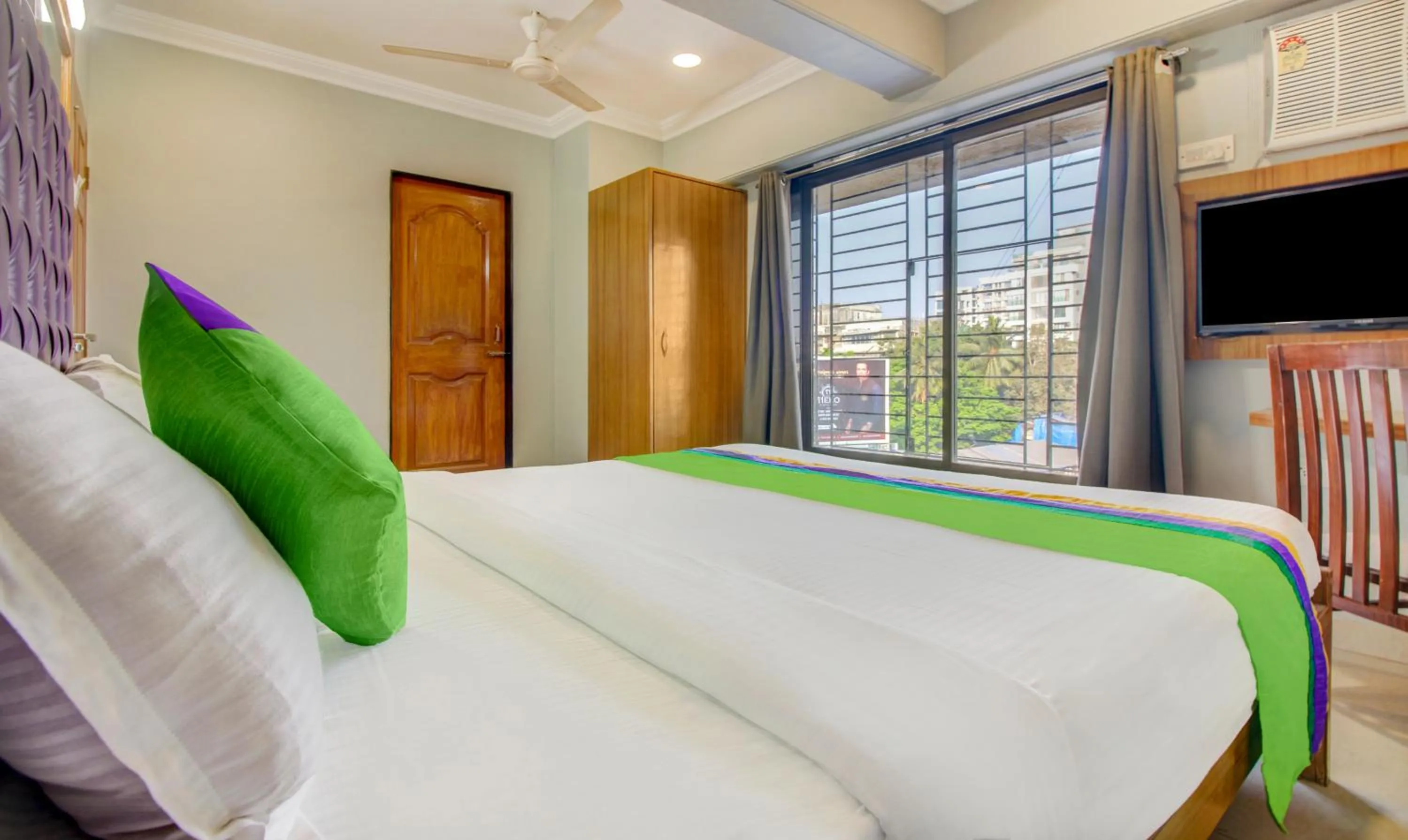 Bedroom, Bed in Treebo Cruz Royale Santacruz West