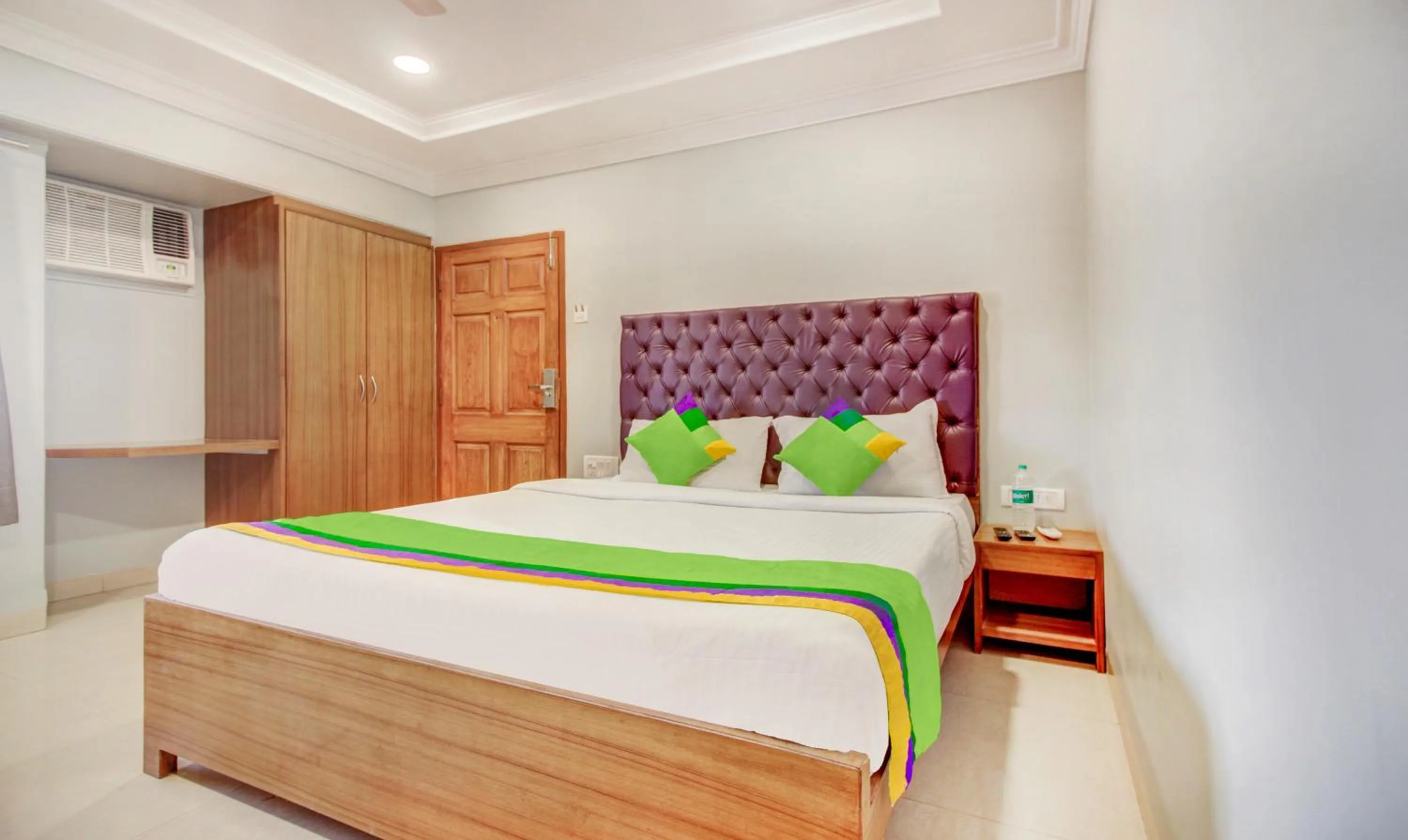 Bedroom, Bed in Treebo Cruz Royale Santacruz West