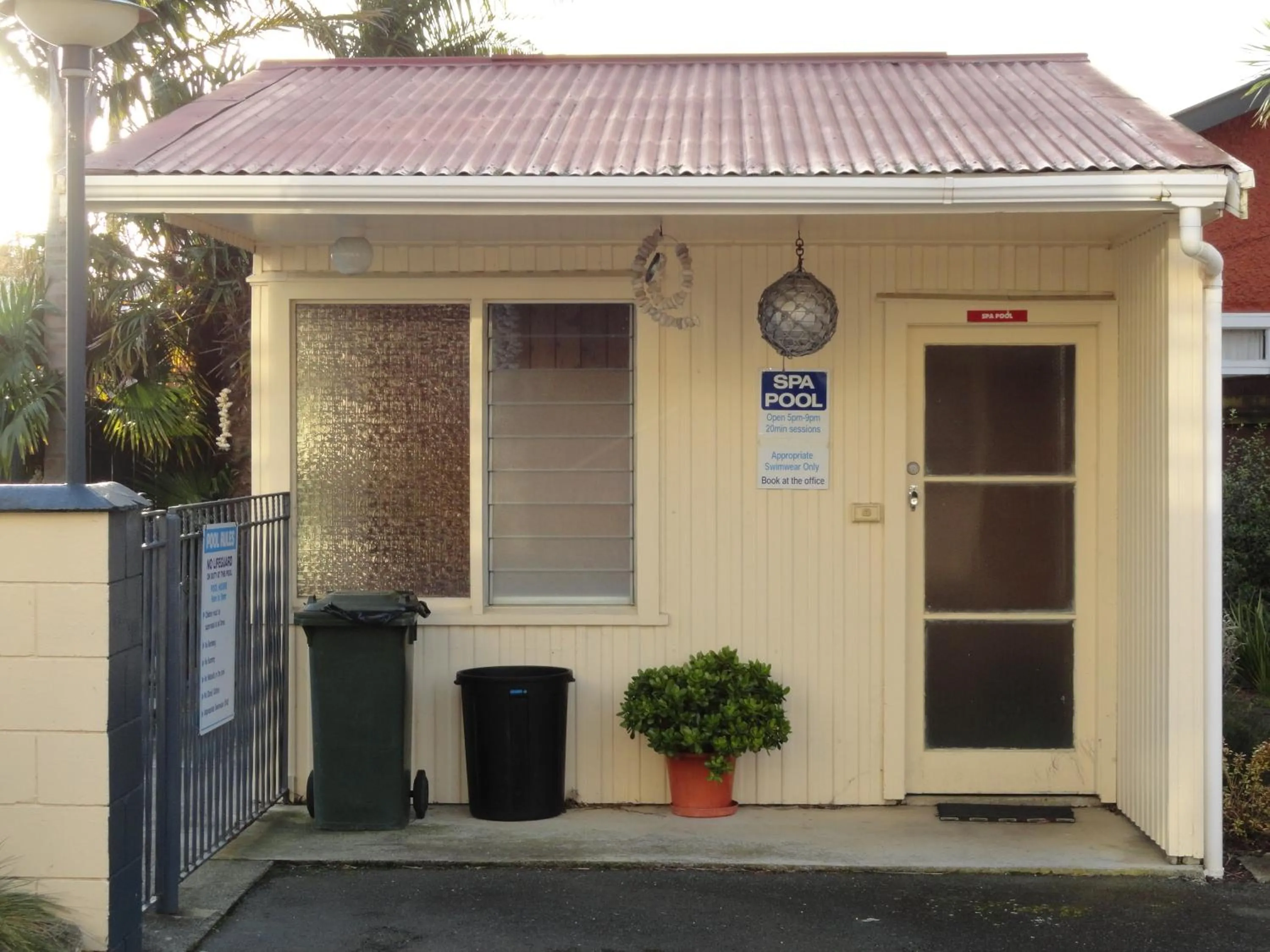 Hot Tub in Wayfarer Motel