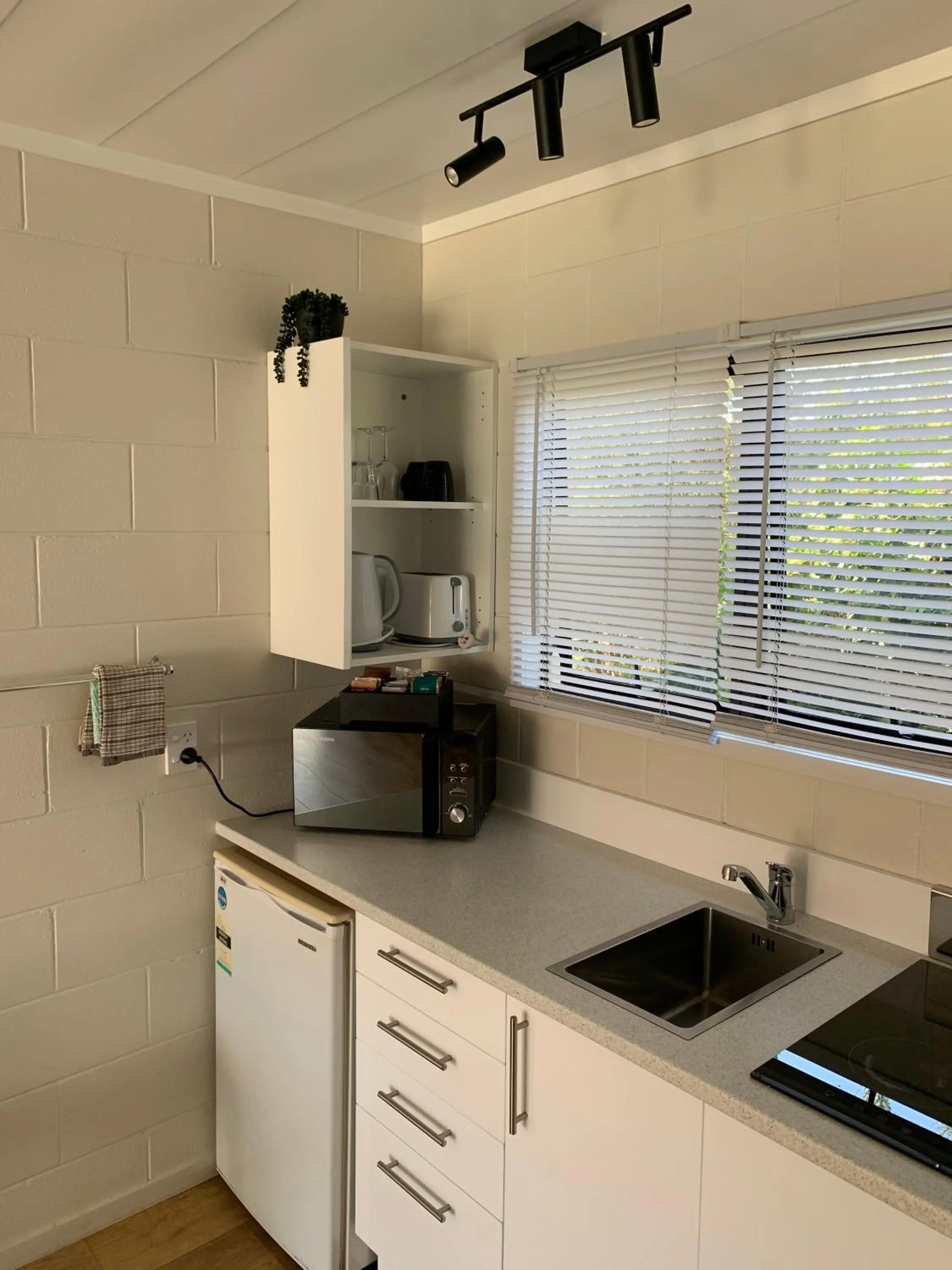 Kitchen or kitchenette in Wayfarer Motel