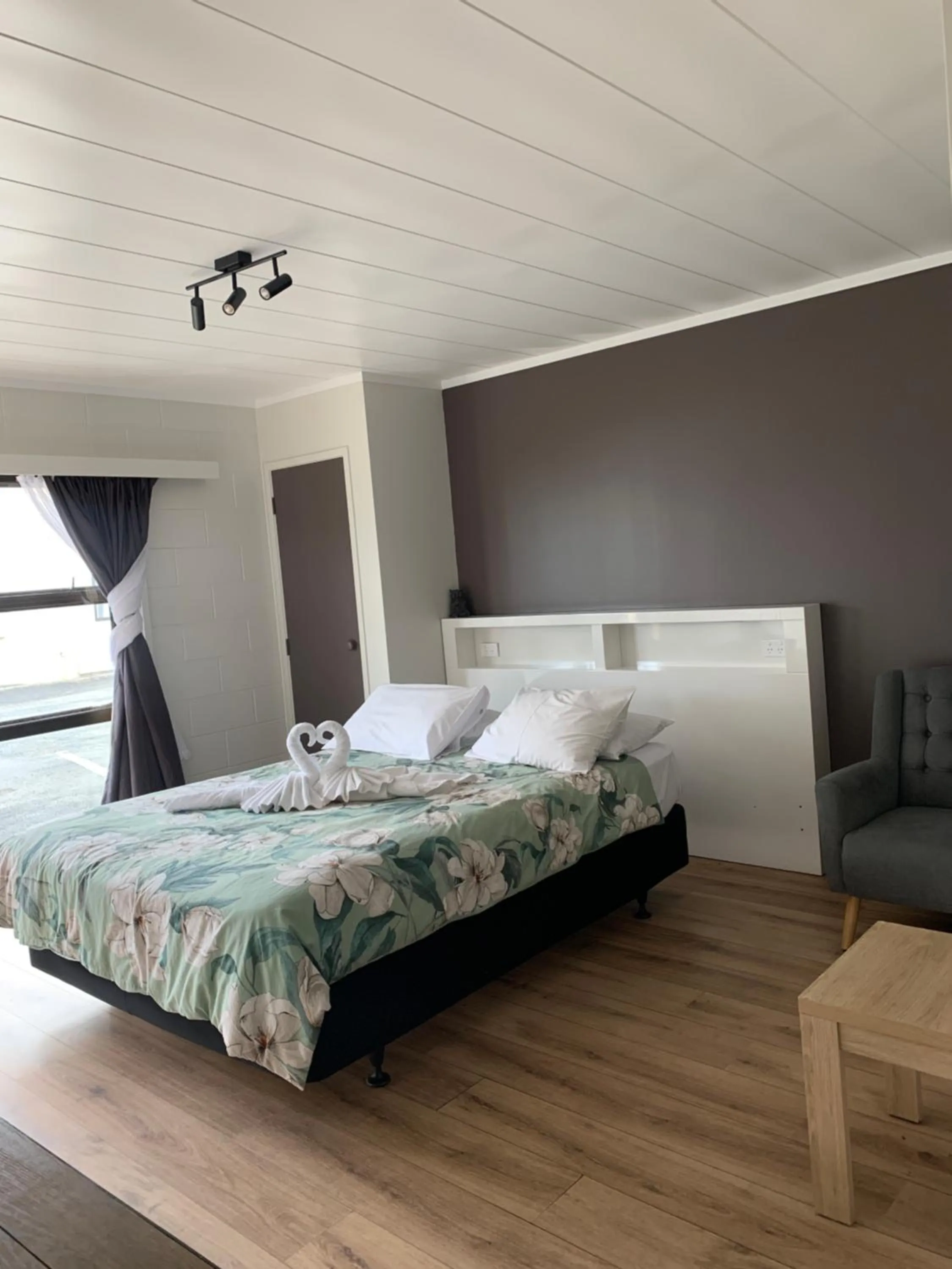 Bed in Wayfarer Motel