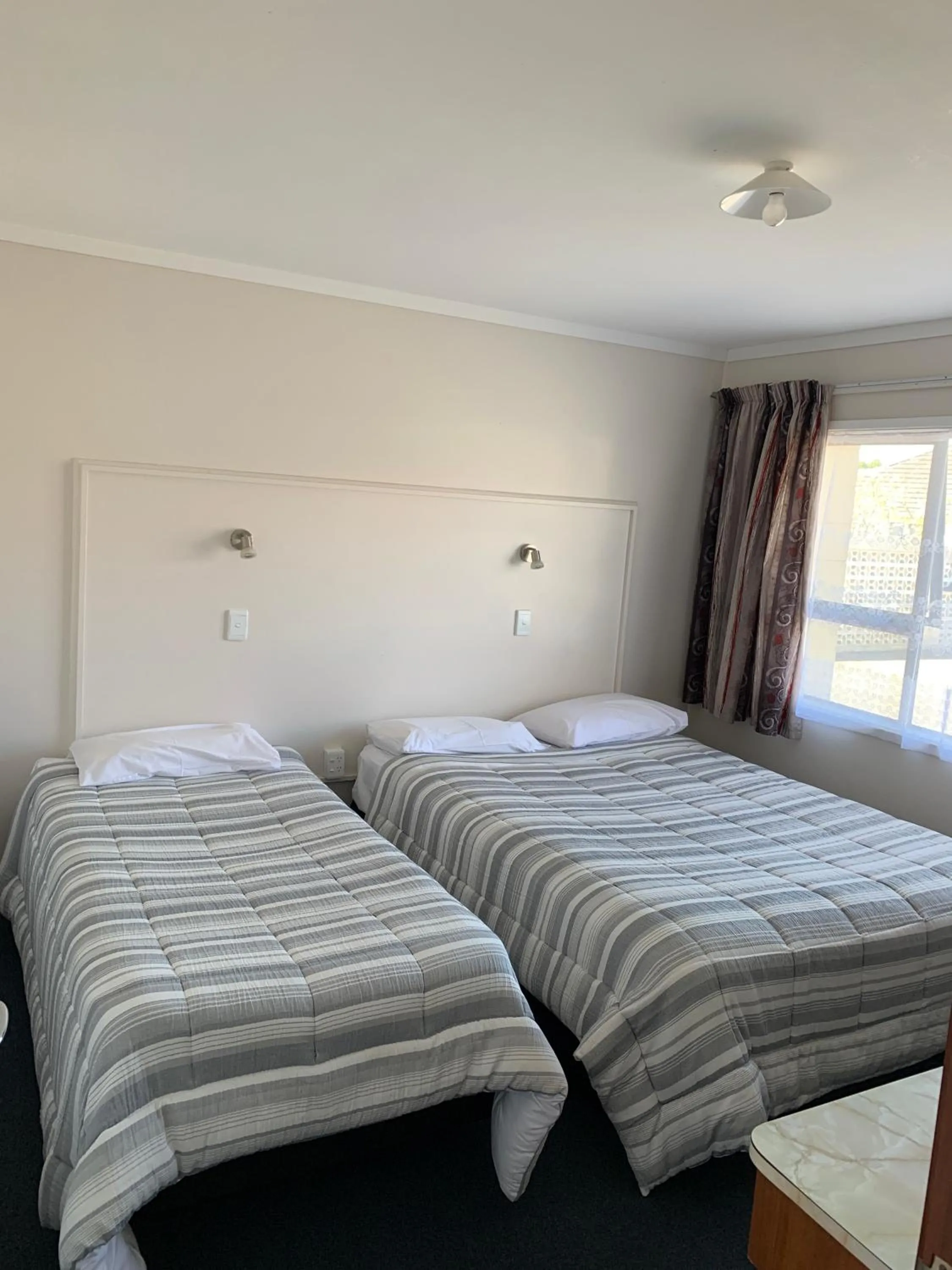 Bedroom, Bed in Wayfarer Motel