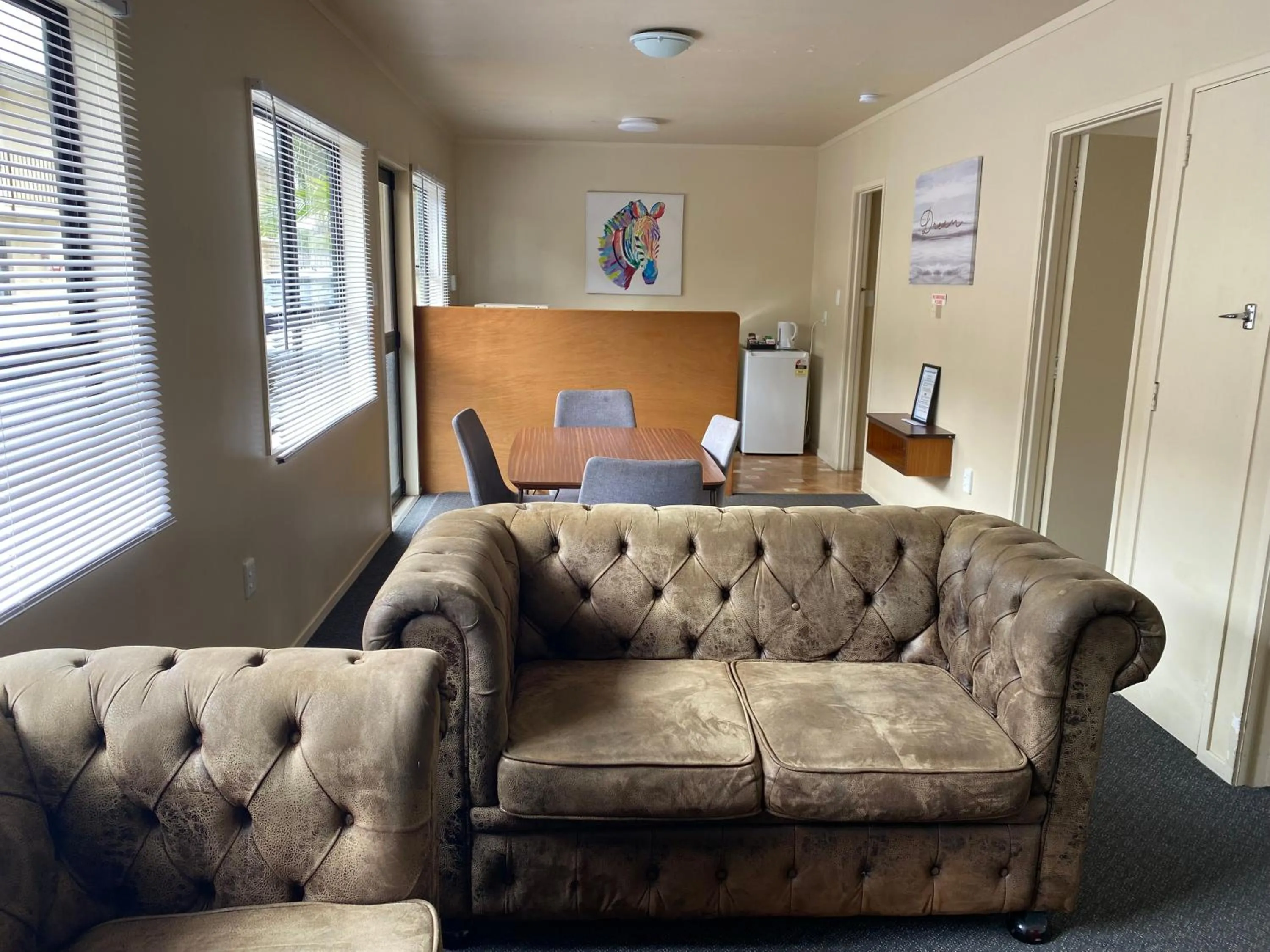 Living room in Wayfarer Motel