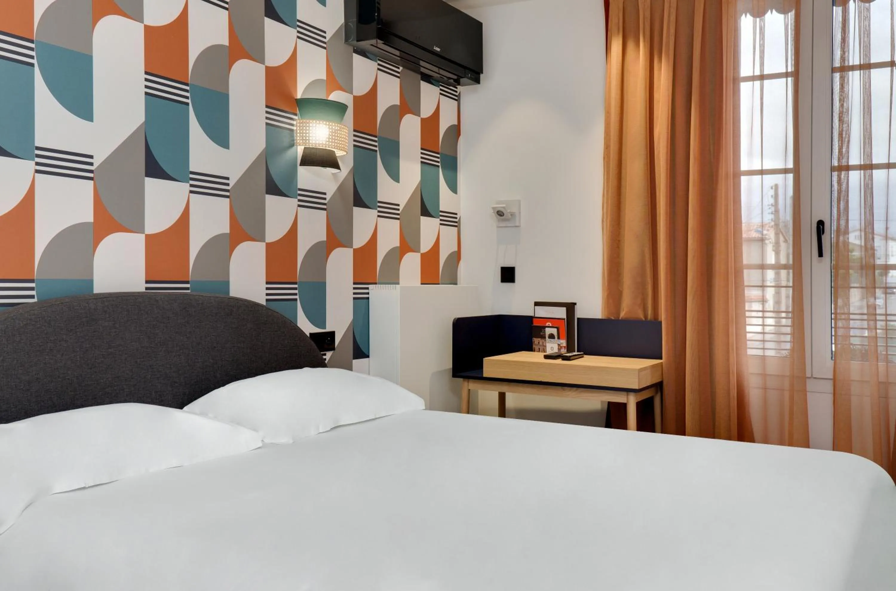 Photo of the whole room, Bed in Hôtel De L'octroi