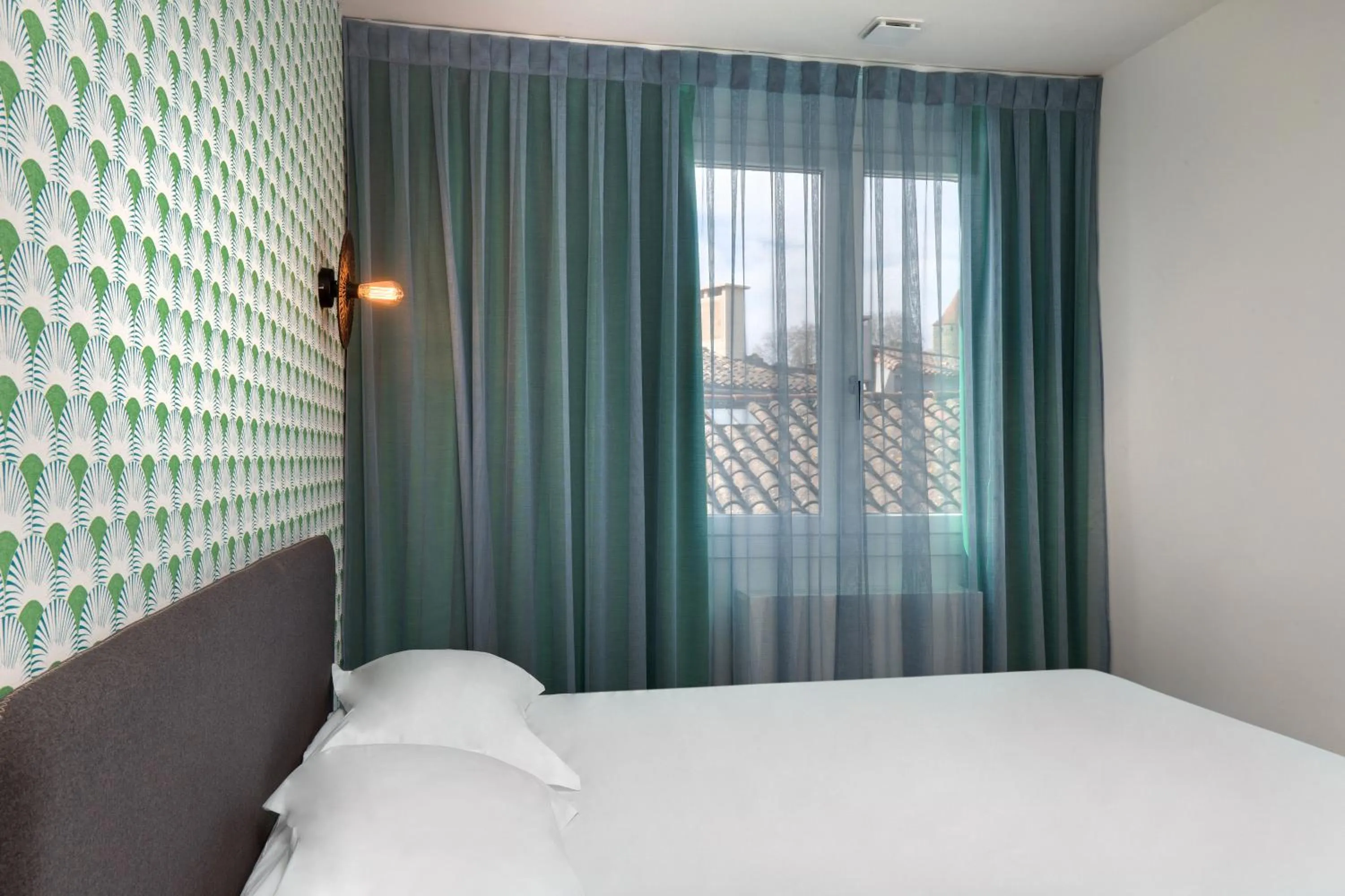 Photo of the whole room, Bed in Hôtel De L'octroi