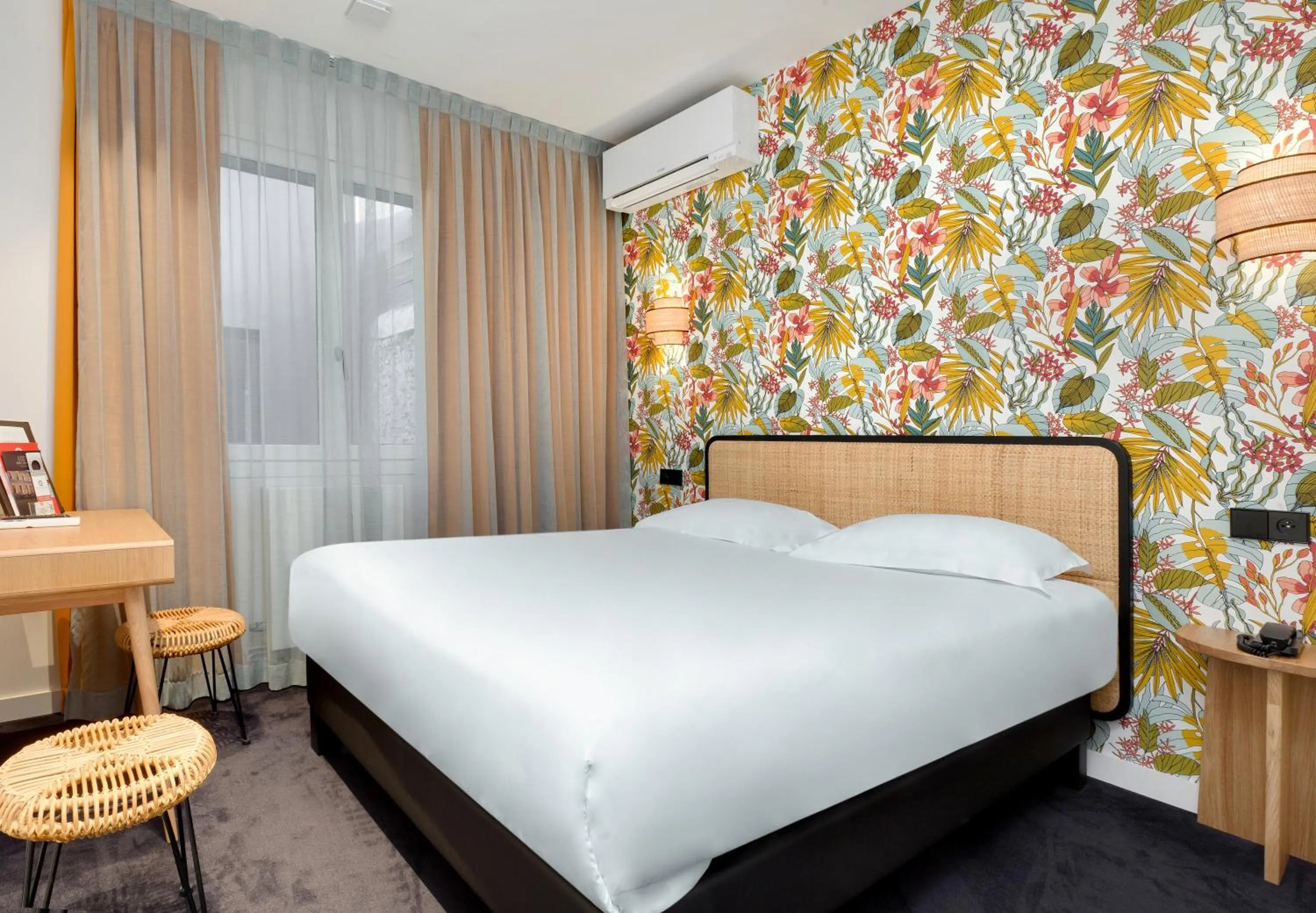 Photo of the whole room, Bed in Hôtel De L'octroi