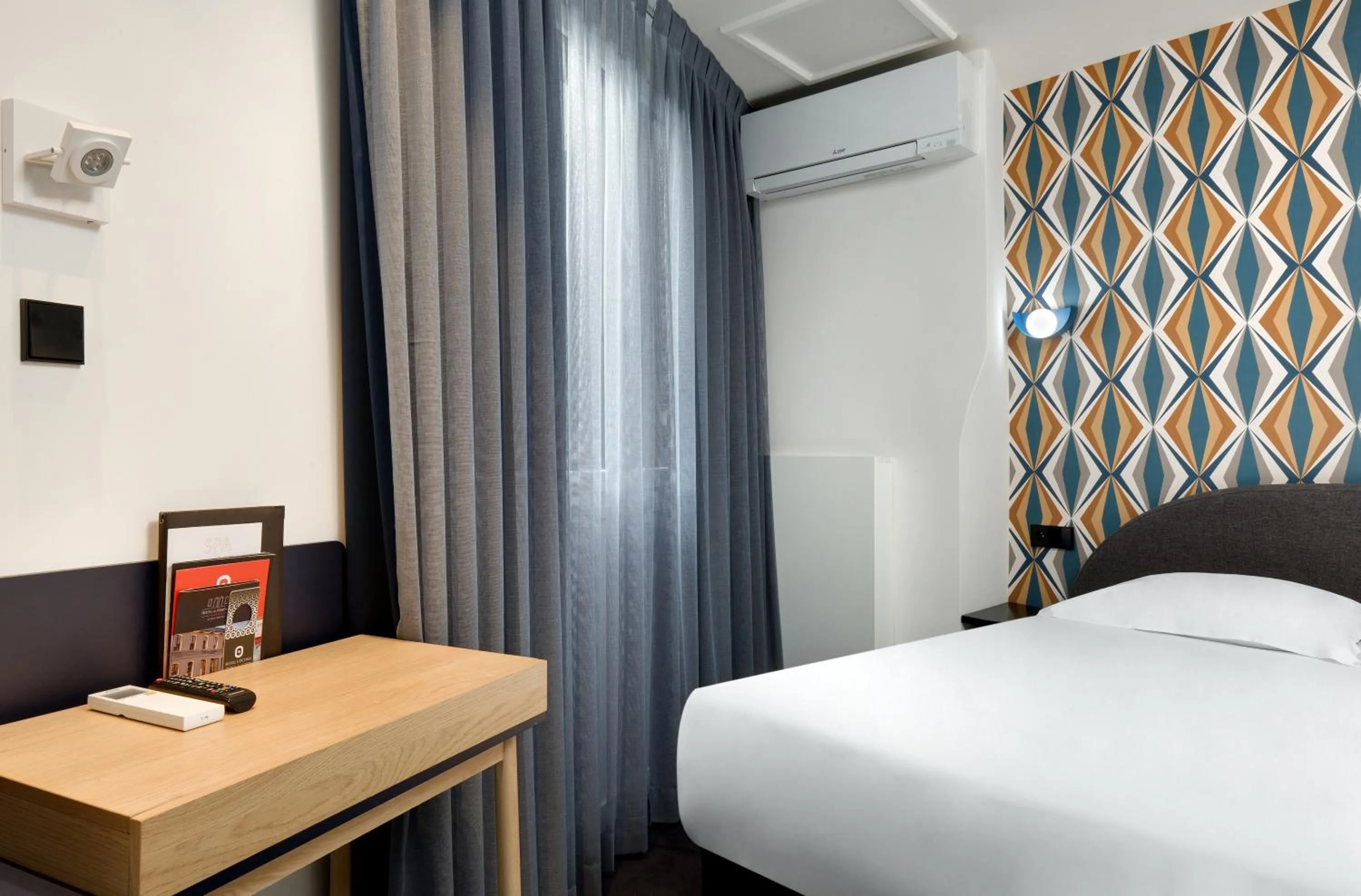 Photo of the whole room, Bed in Hôtel De L'octroi