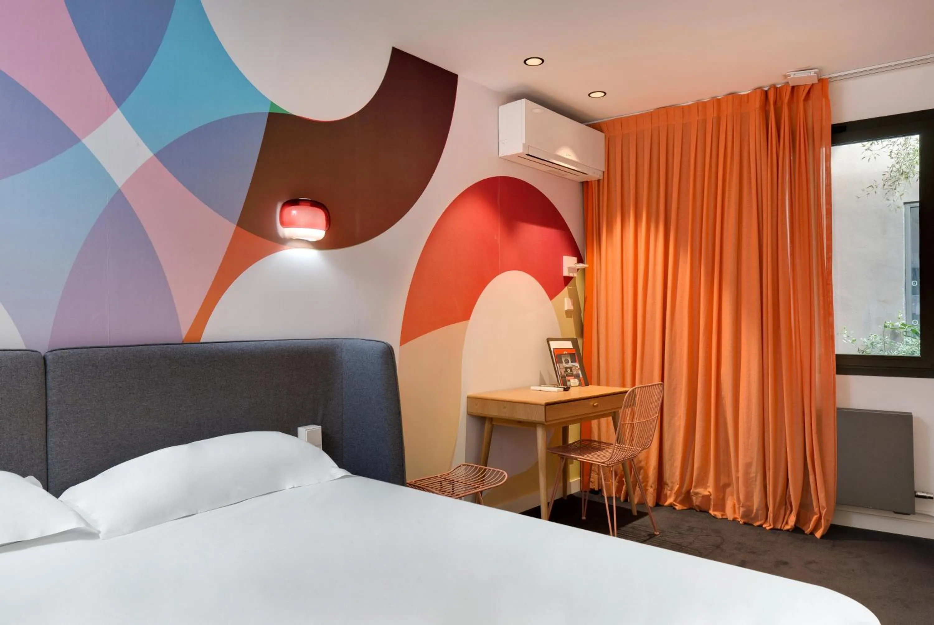 Photo of the whole room, Bed in Hôtel De L'octroi